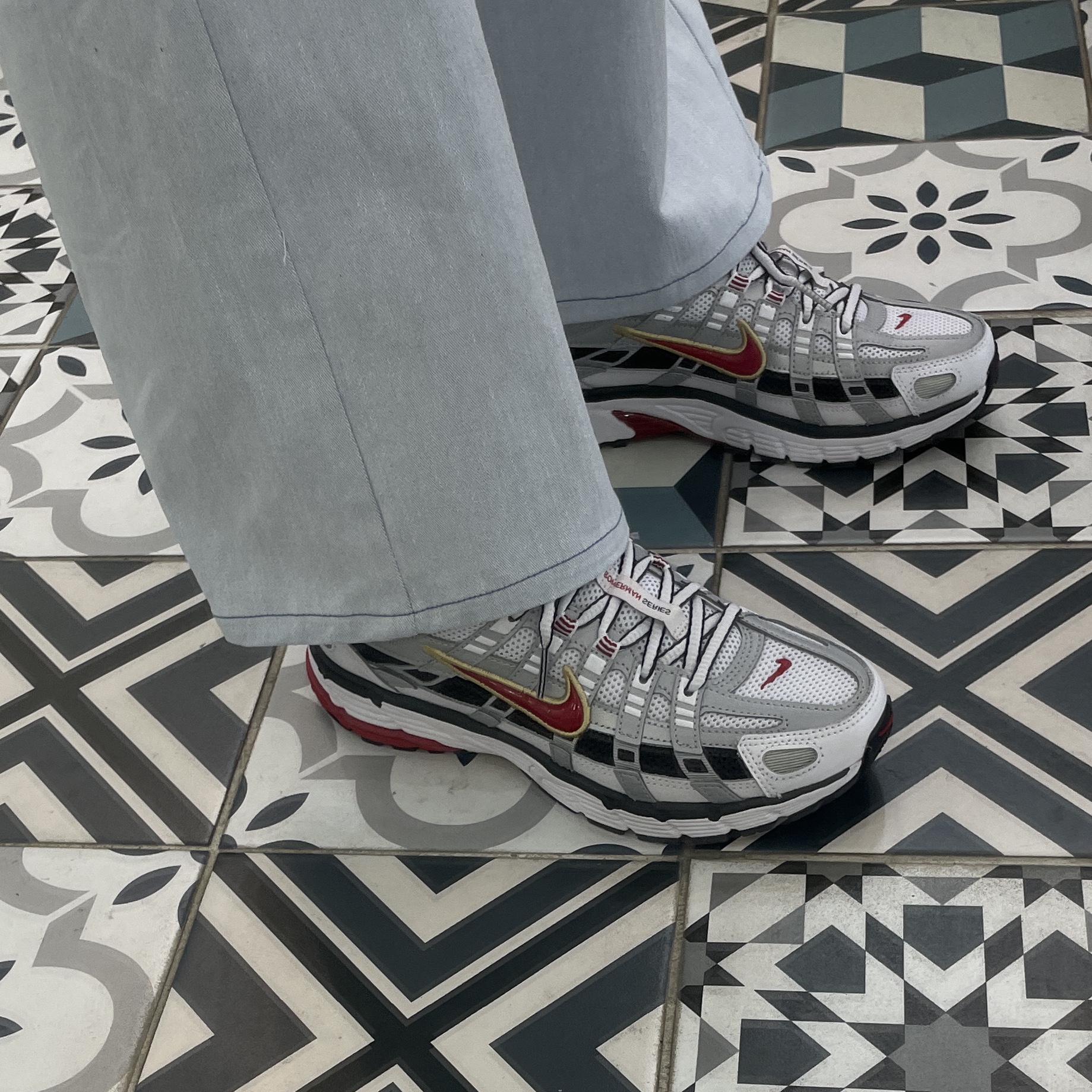 (W) Nike P-6000 Metallic Silver Red 착용 스타일 - 2