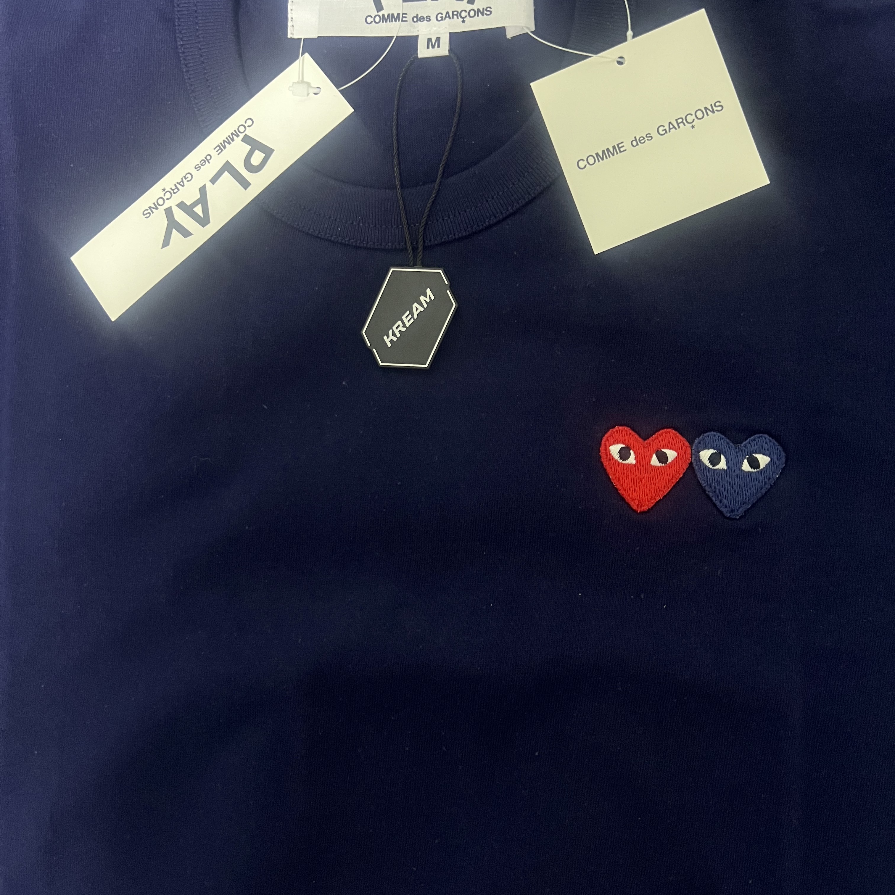 Play Comme des Garcons Double Heart T-Shirt Navy 착용 스타일 - 2