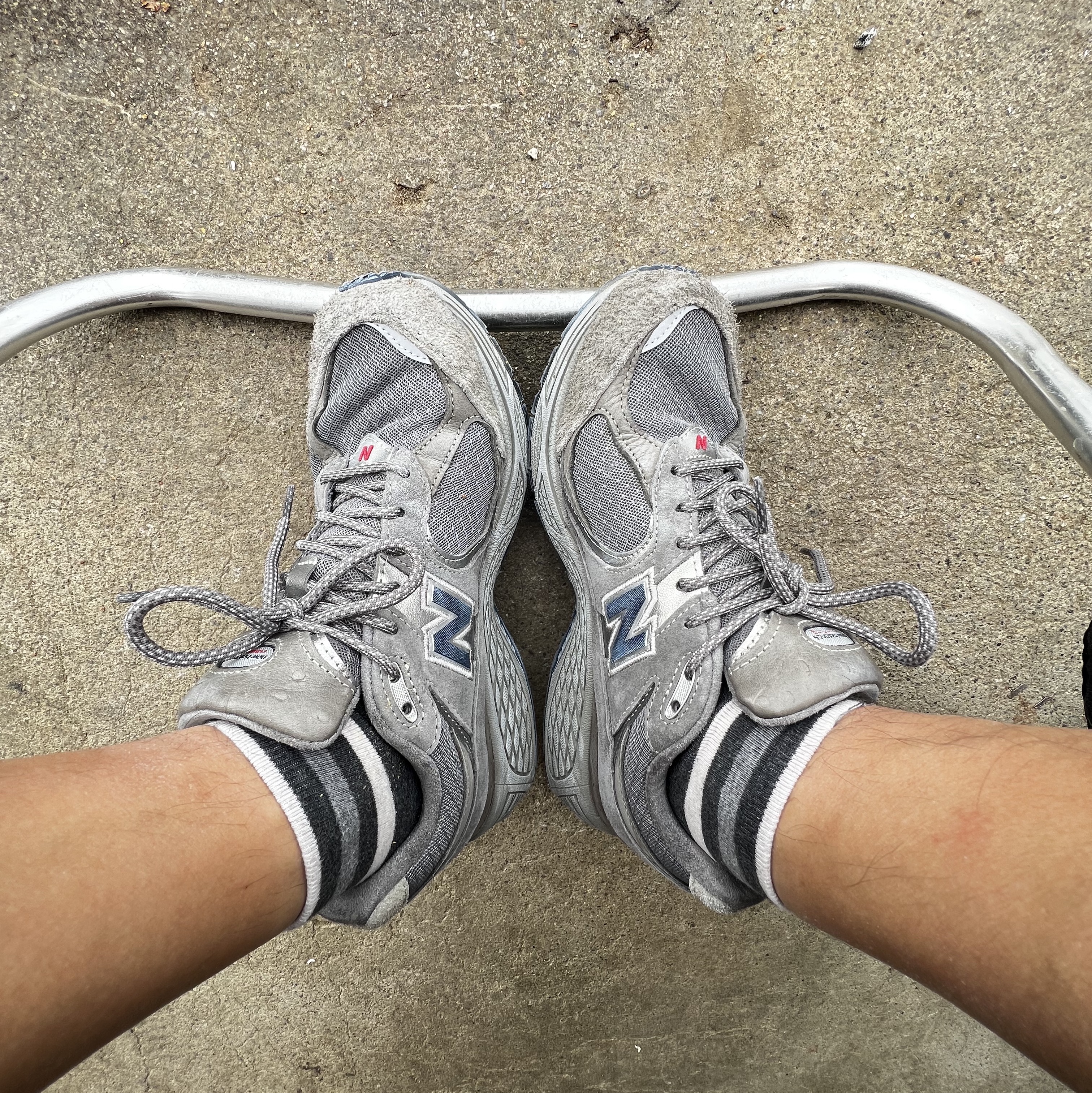New Balance 2002R Premium Vintage Grey 착용 스타일