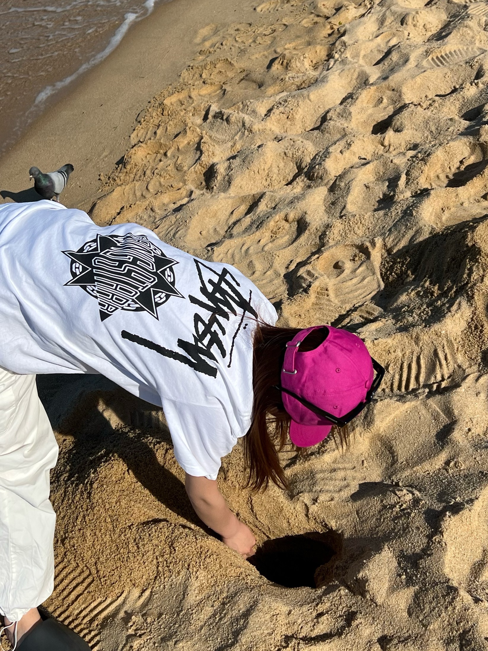 Stussy x Gang Starr Take It Personal T-Shirt White, Stussy Basic Stock Low Pro Cap Magenta 착용 스타일