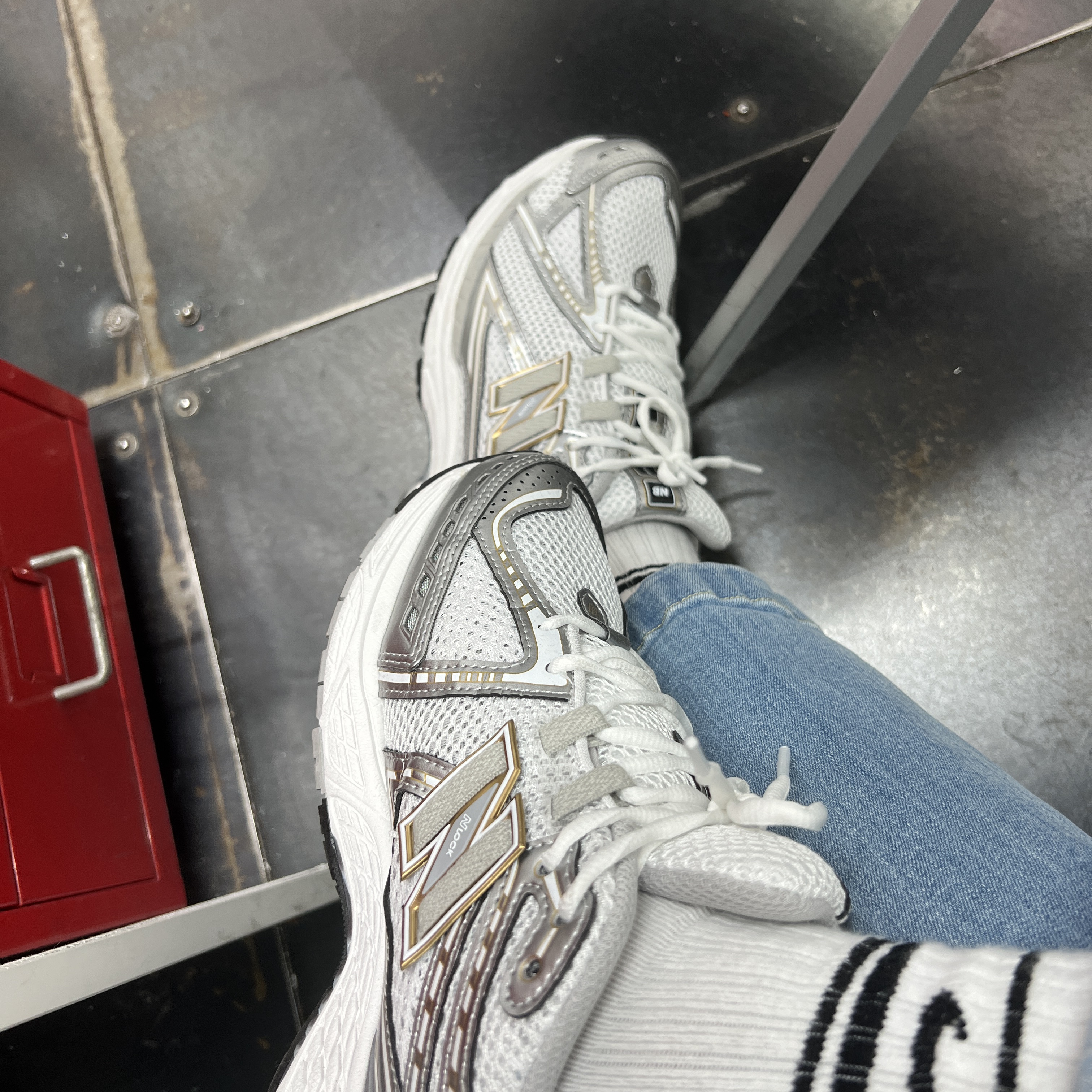New Balance 1906R White Metallic Silver 착용 스타일 - 2