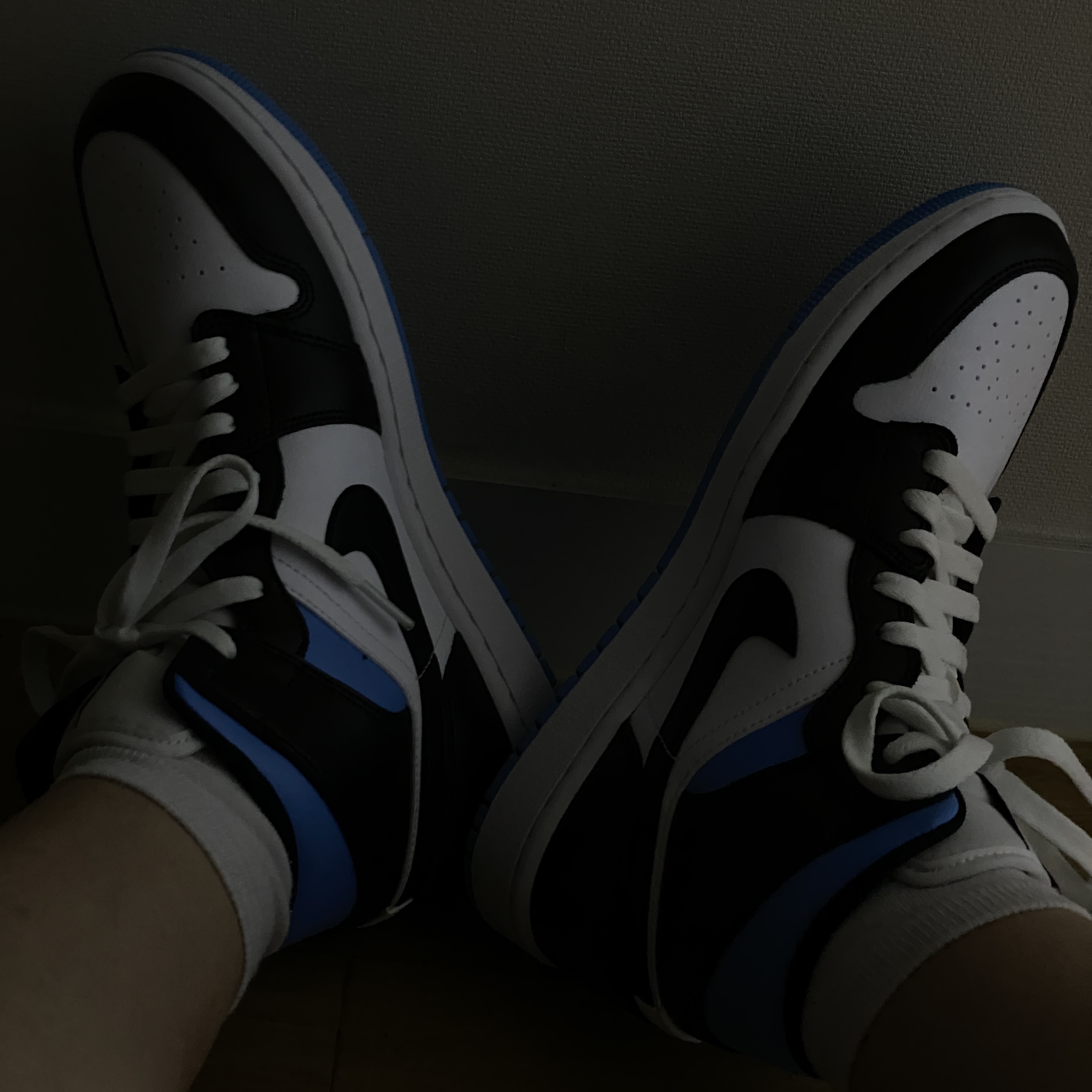 (W) Jordan 1 Mid White Black University Blue 착용 스타일 - 2