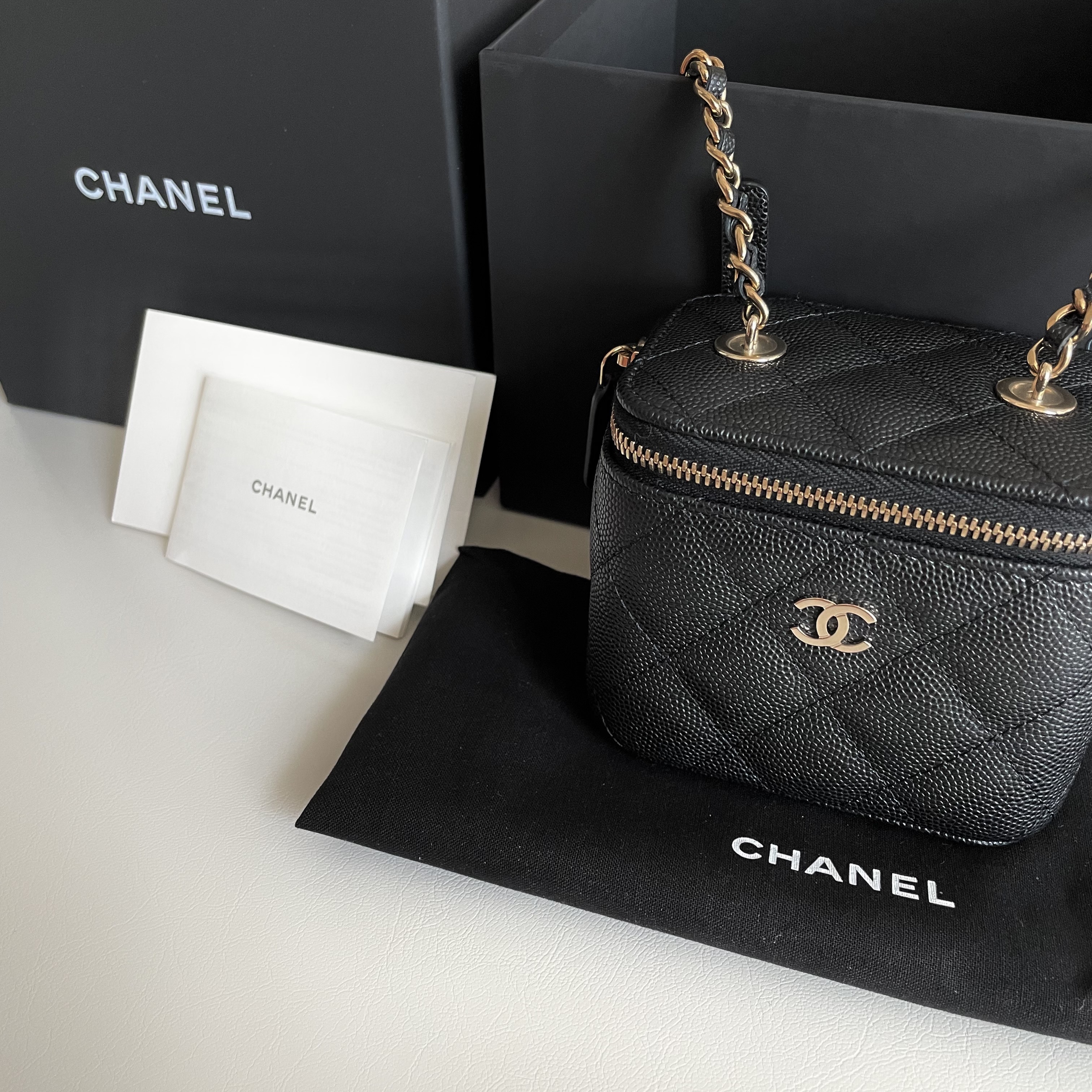 Chanel Small Classic Vanity with Chain Grained Calfskin & Gold Black (Inside Mirror) 착용 스타일