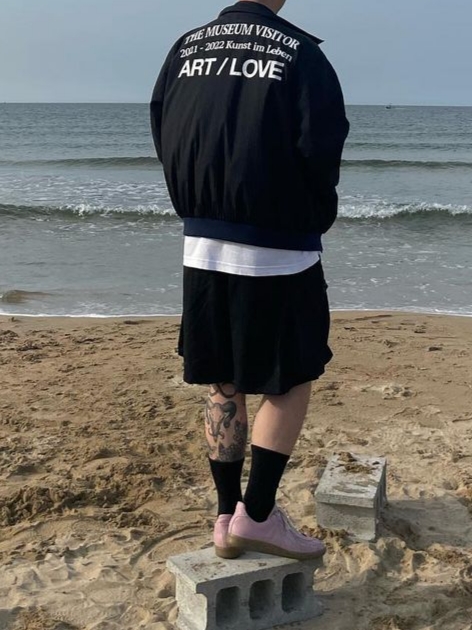 The Museum Visitor 2023 - 2024 Art Love Curved Zipper Windbreaker Black, The Museum Visitor 2023 - 2024 Art Love Curved Zipper Windbreaker Ivory 착용 스타일