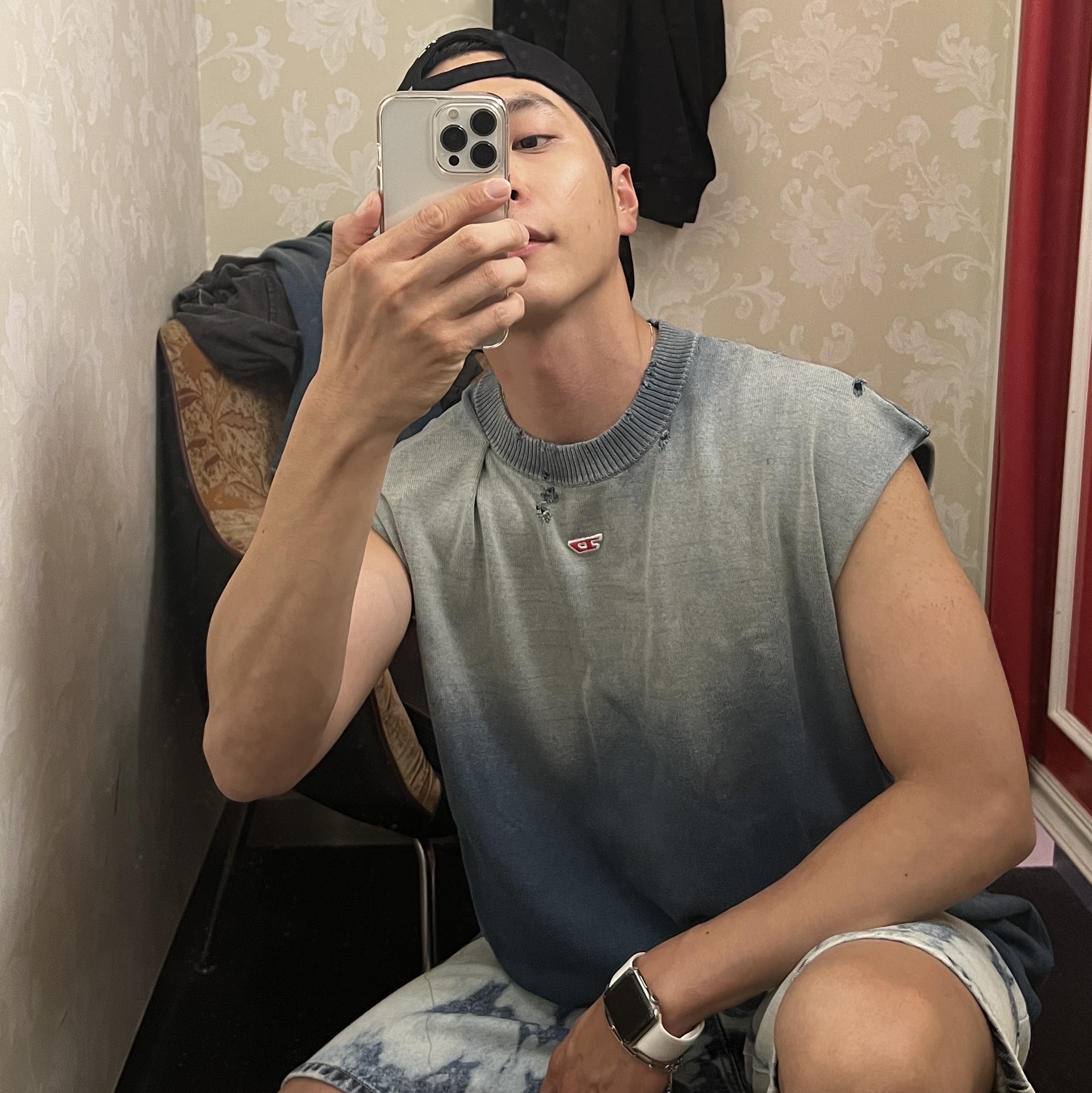 디젤 T-저스트-G1 로고 오버다이드 티셔츠 그레이 착용 스타일 - 3