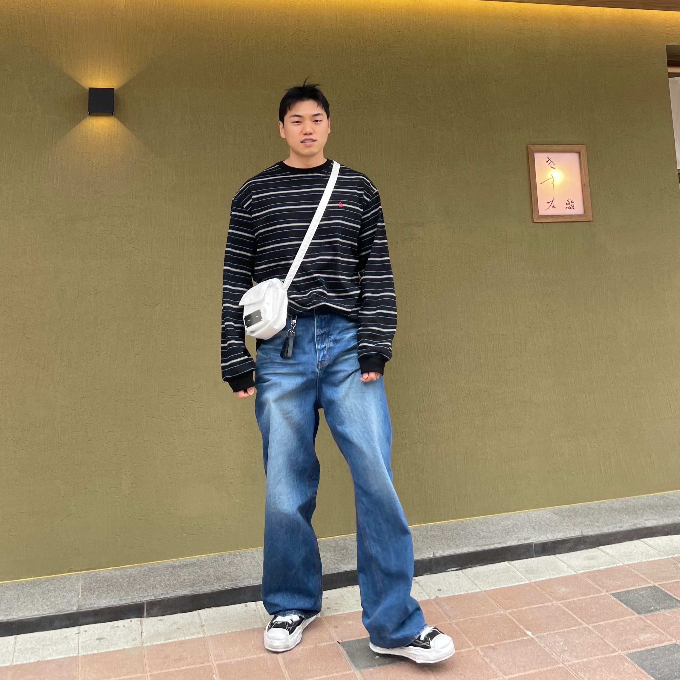 Matin Kim Cargo Cross Mini Bag White, Maison Mihara Yasuhiro Peterson OG Sole Canvas Low Sneakers Black 착용 스타일 - 1