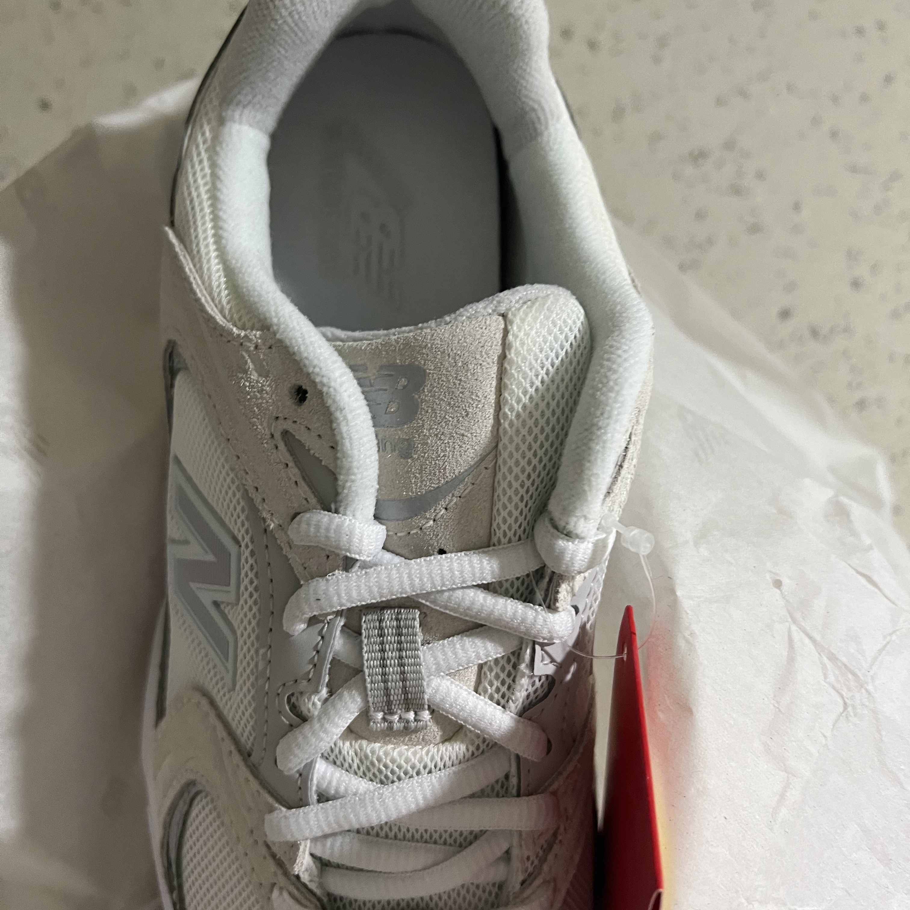 New Balance 530 White Grey 착용 스타일 - 3