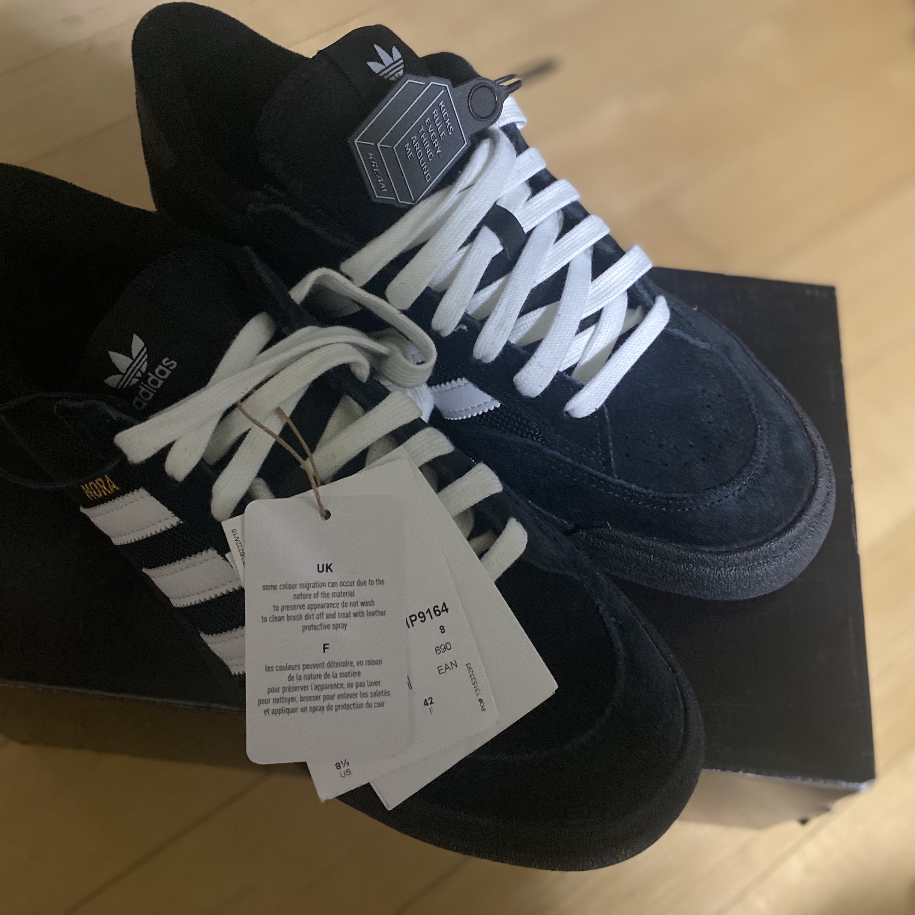 Adidas Nora Core Black Gold Metallic 착용 스타일