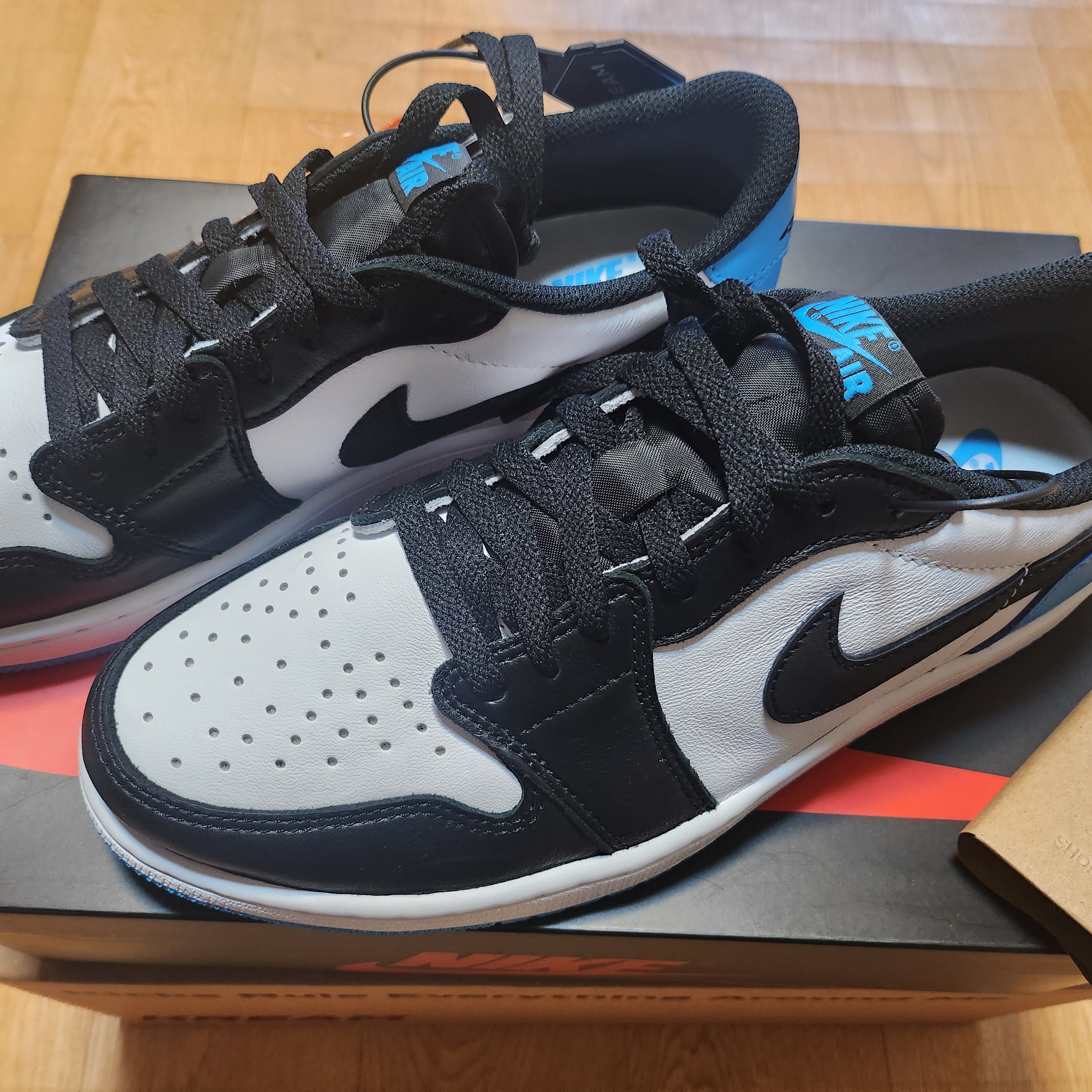 Jordan 1 Retro Low OG Black and Dark Powder Blue 착용 스타일 - 3
