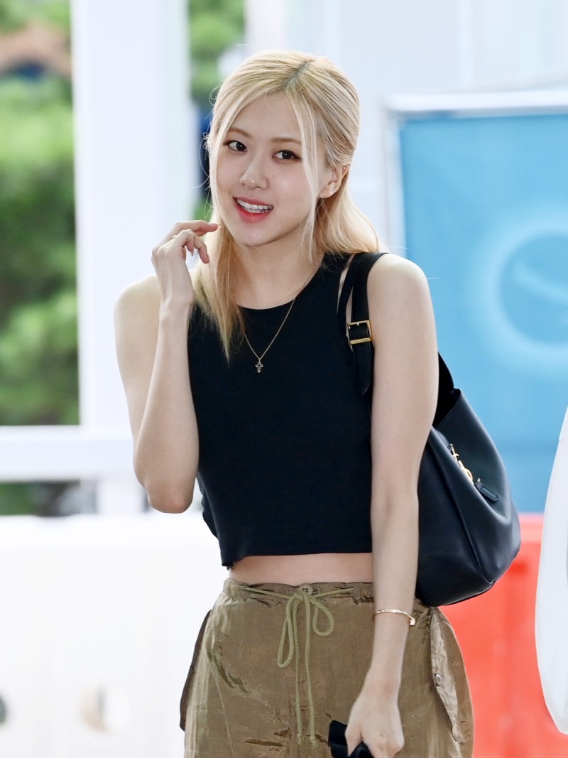 Saint Laurent Small Le 5 A 7 Supple Shoulder Bag Black 착용 스타일 - 1