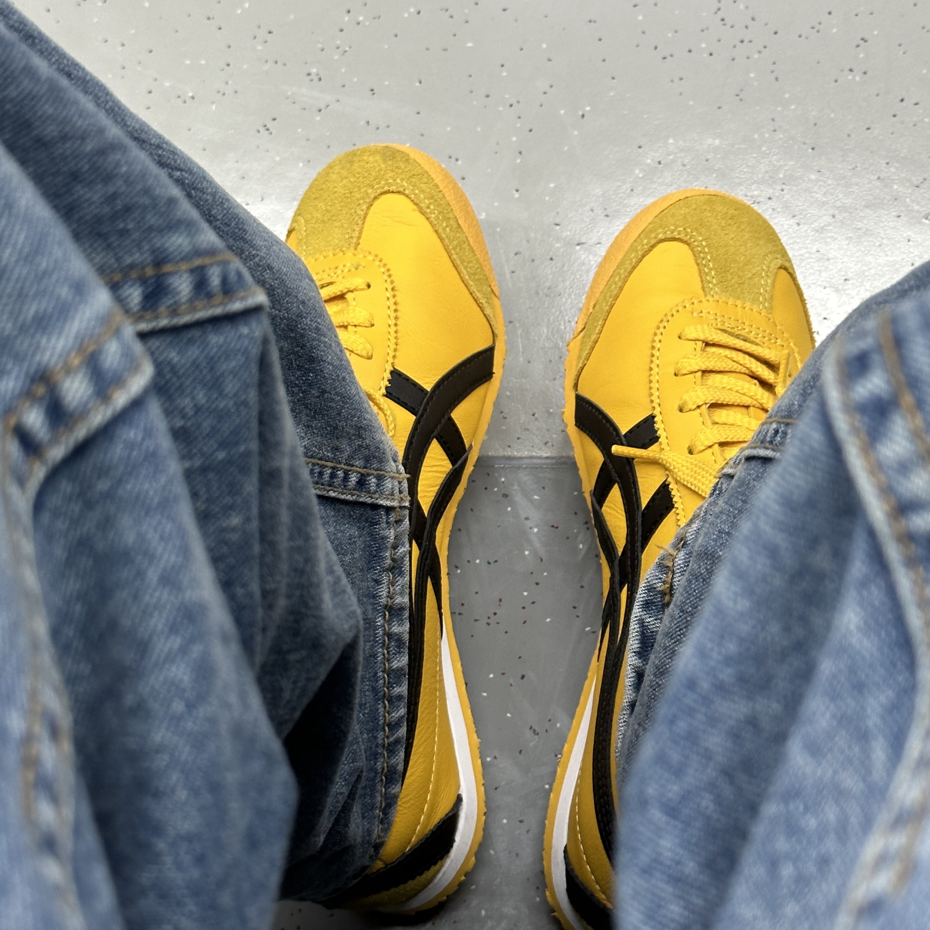 Onitsuka Tiger Mexico 66 Yellow Black 착용 스타일 - 1