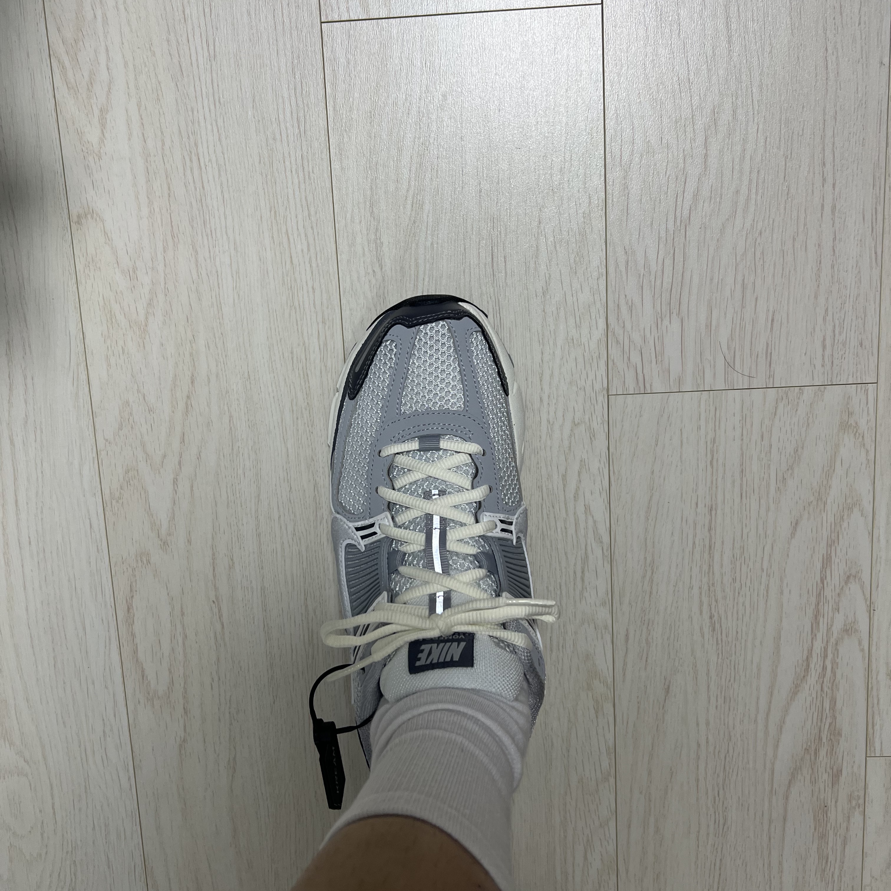 (W) 나이키 줌 보메로 5 퓨어 플래티넘 메탈릭 실버 착용 스타일 - 3