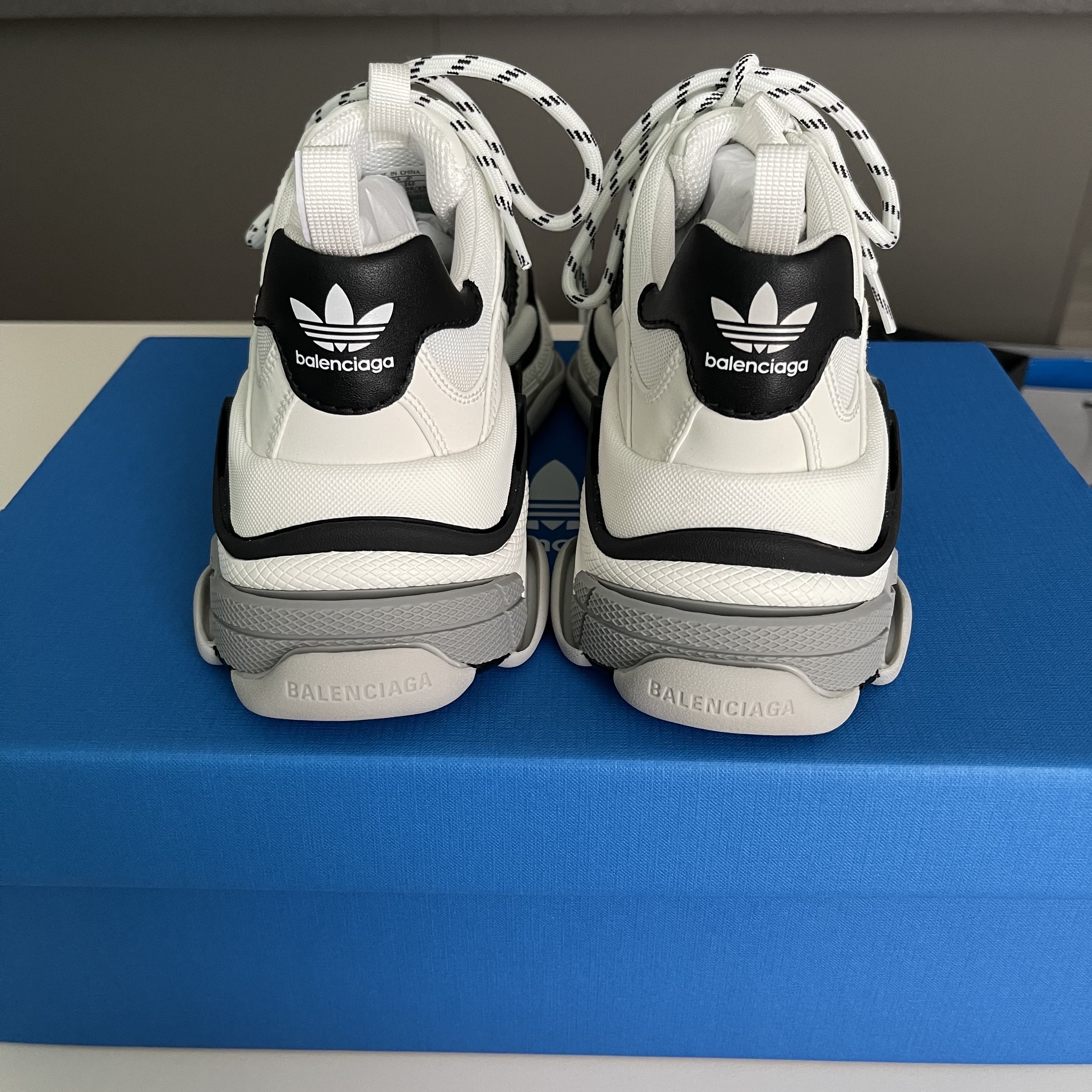 Balenciaga x Adidas Triple S Sneakers White Black 착용 스타일 - 4