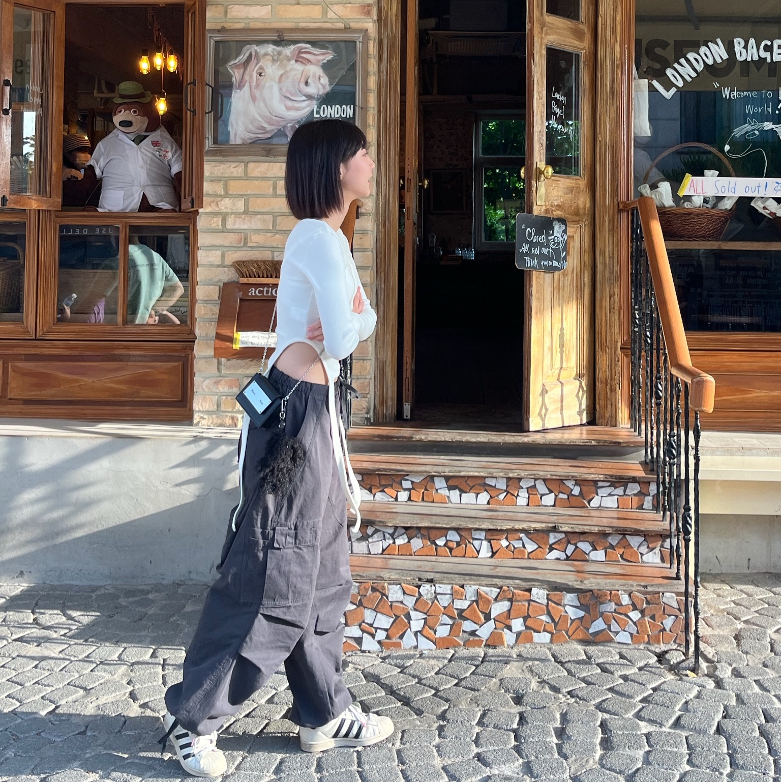 Matin Kim Accordion Mini Bag Black, Adidas x Andre Saraiva Superstar Cream White Core Black 착용 스타일 - 1