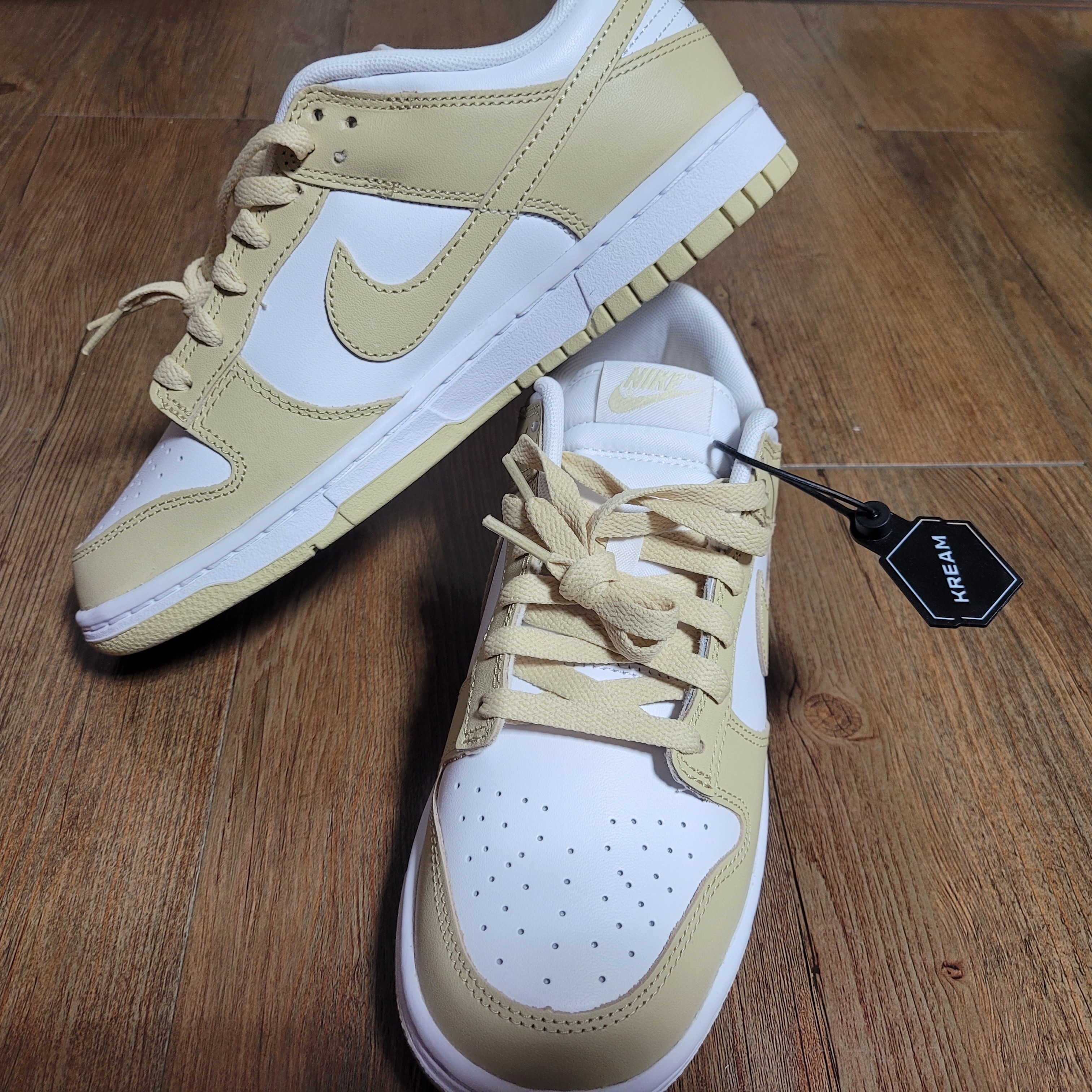 Nike Dunk Low Team Gold and White 착용 스타일