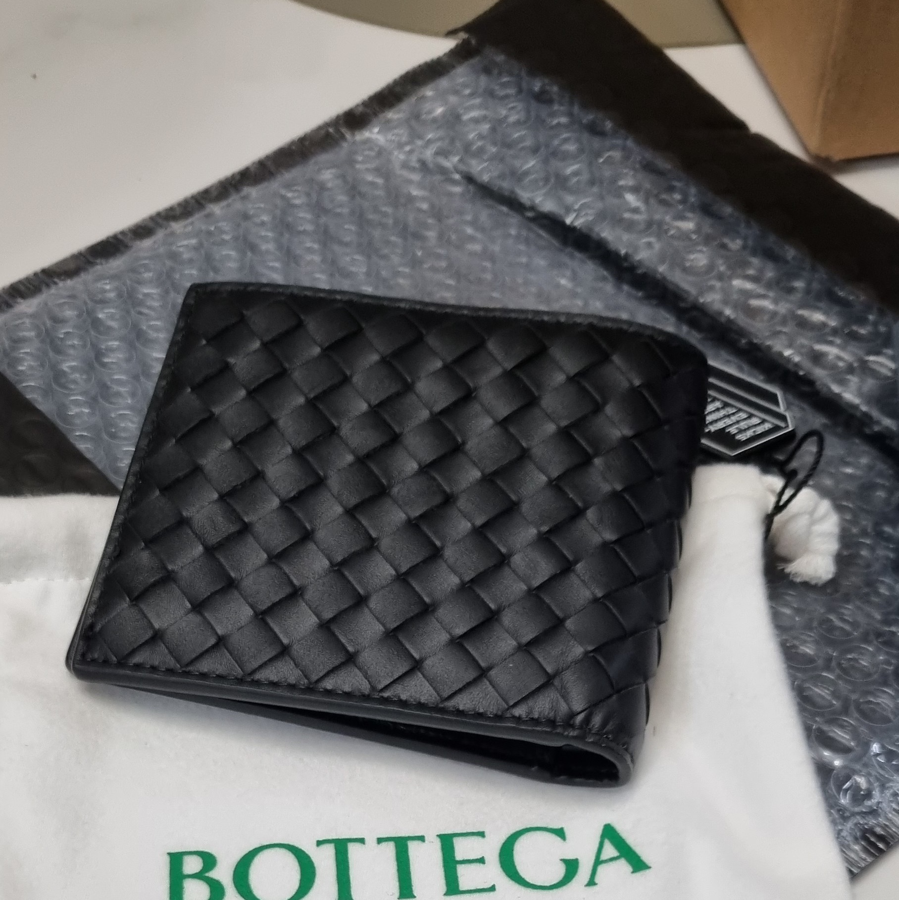 Bottega Veneta Bi-Fold Wallet Black 착용 스타일