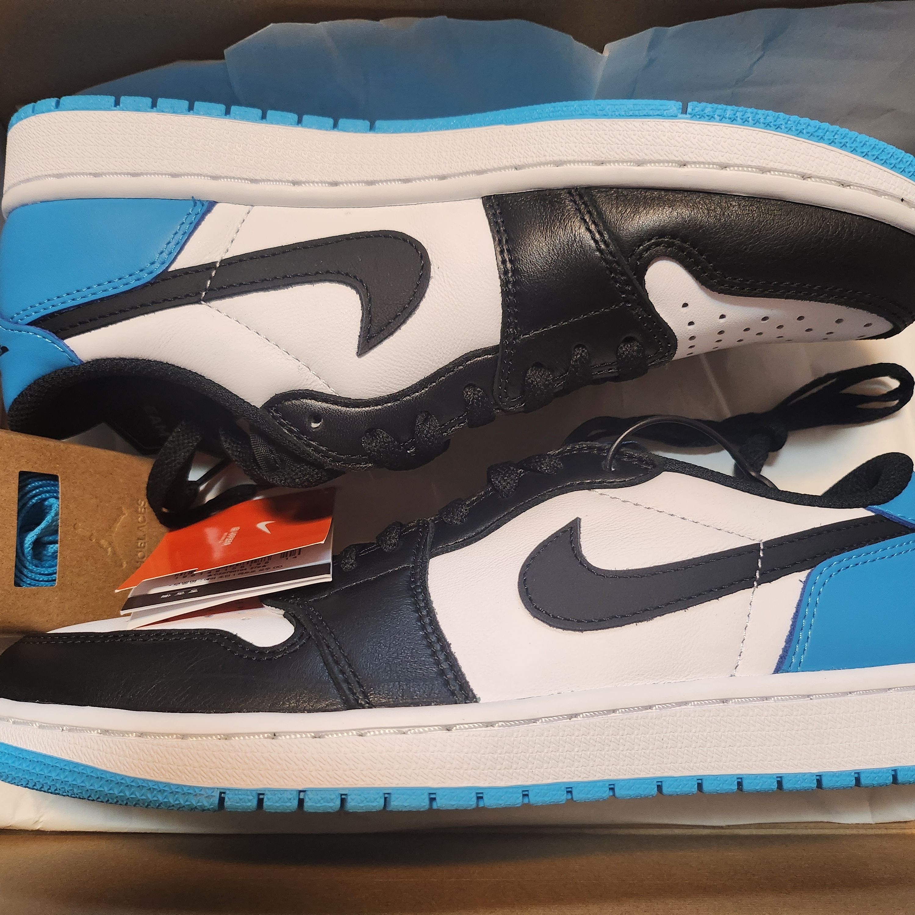 Jordan 1 Retro Low OG Black and Dark Powder Blue 착용 스타일 - 1