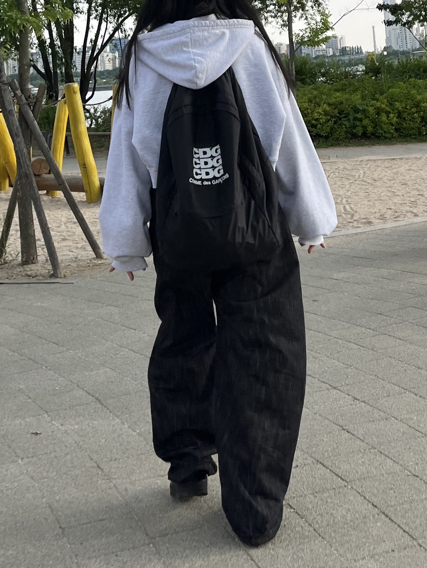 나이키 x 앰부쉬 에어포스 1 로우 SP 블랙, CDG 백팩 블랙 착용 스타일 - 3