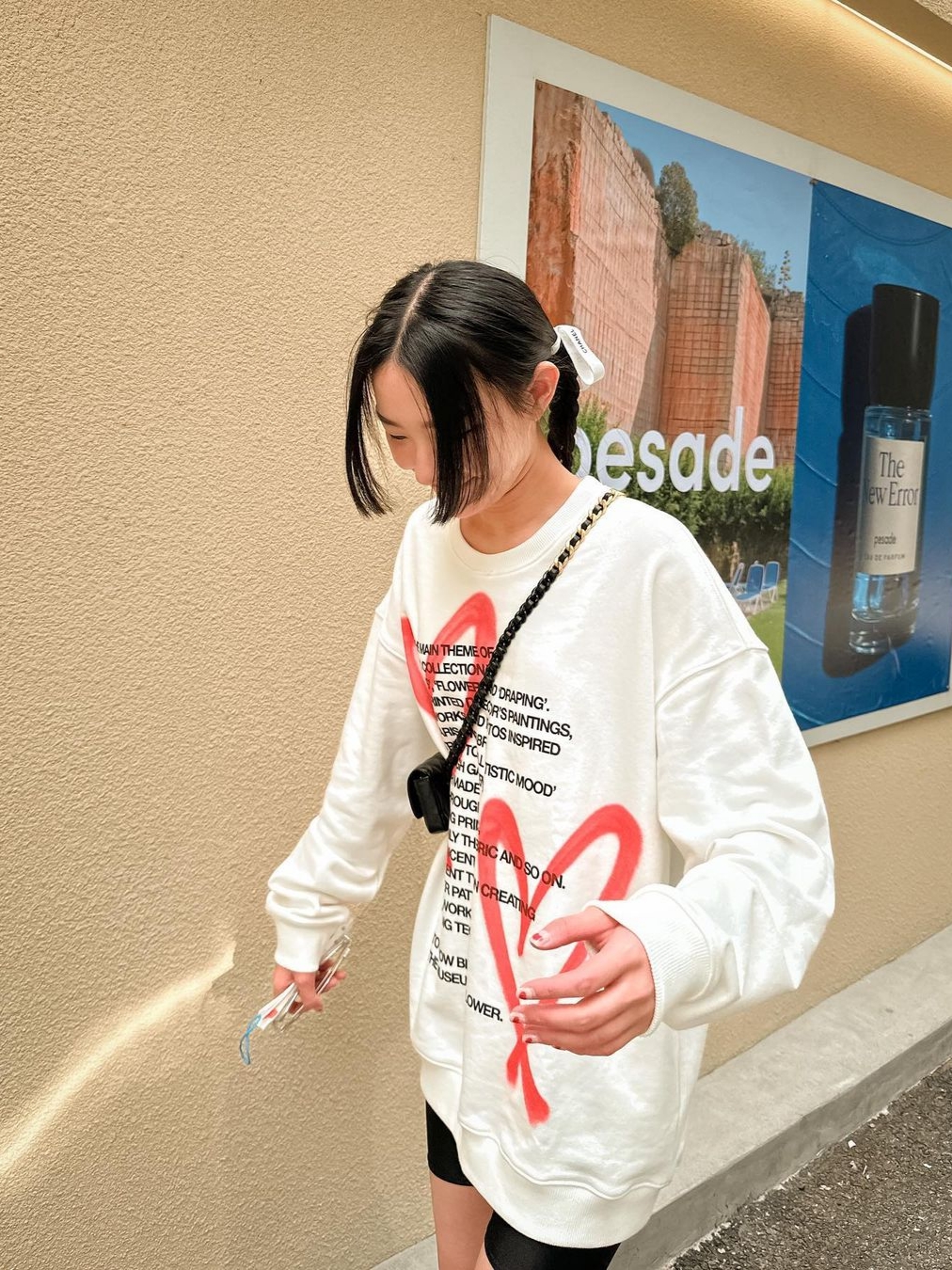 [KREAM 단독] The Museum Visitor Heart Sprayed Sweatshirt White -22PF 착용 스타일 - 1
