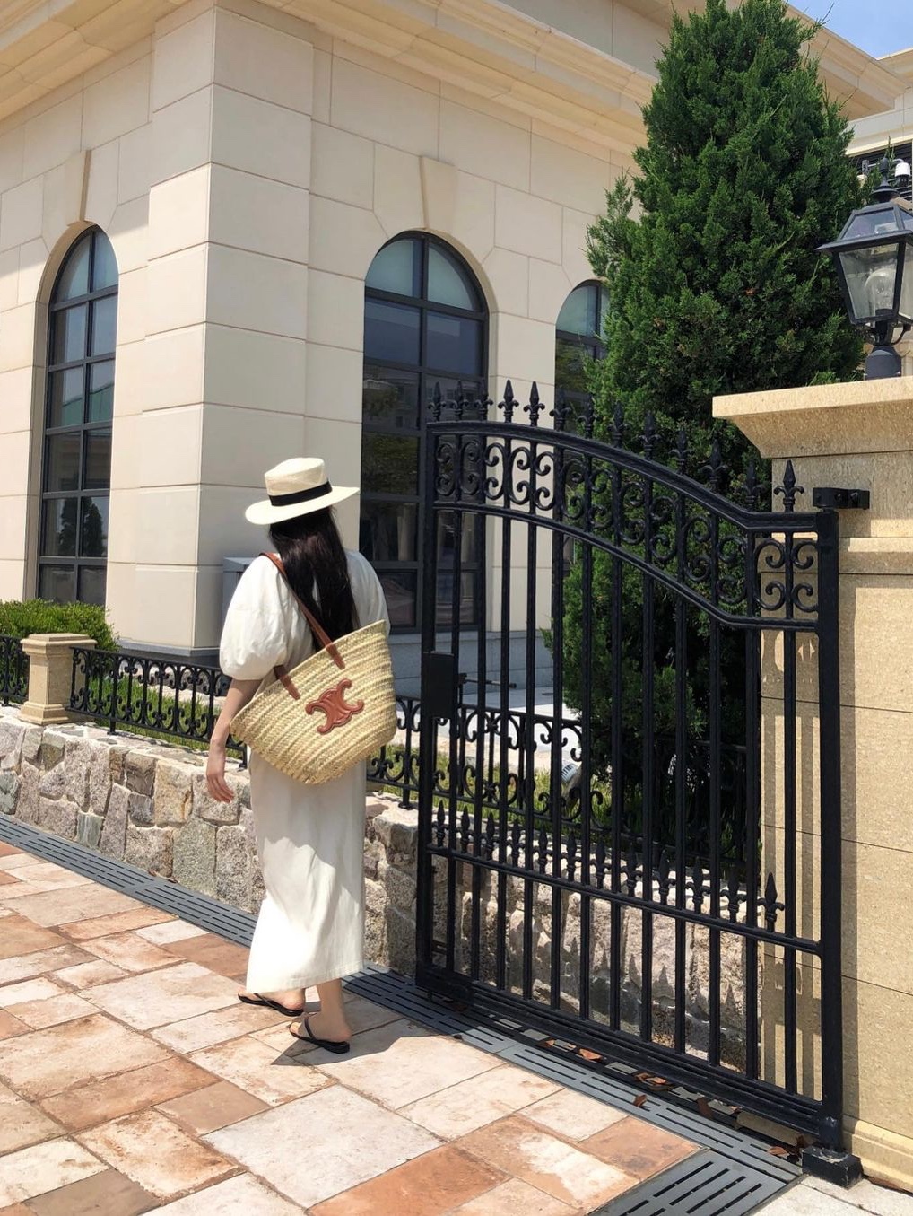 Celine Medium Classic Panier in Palm Leaves Calfskin Tan 착용 스타일