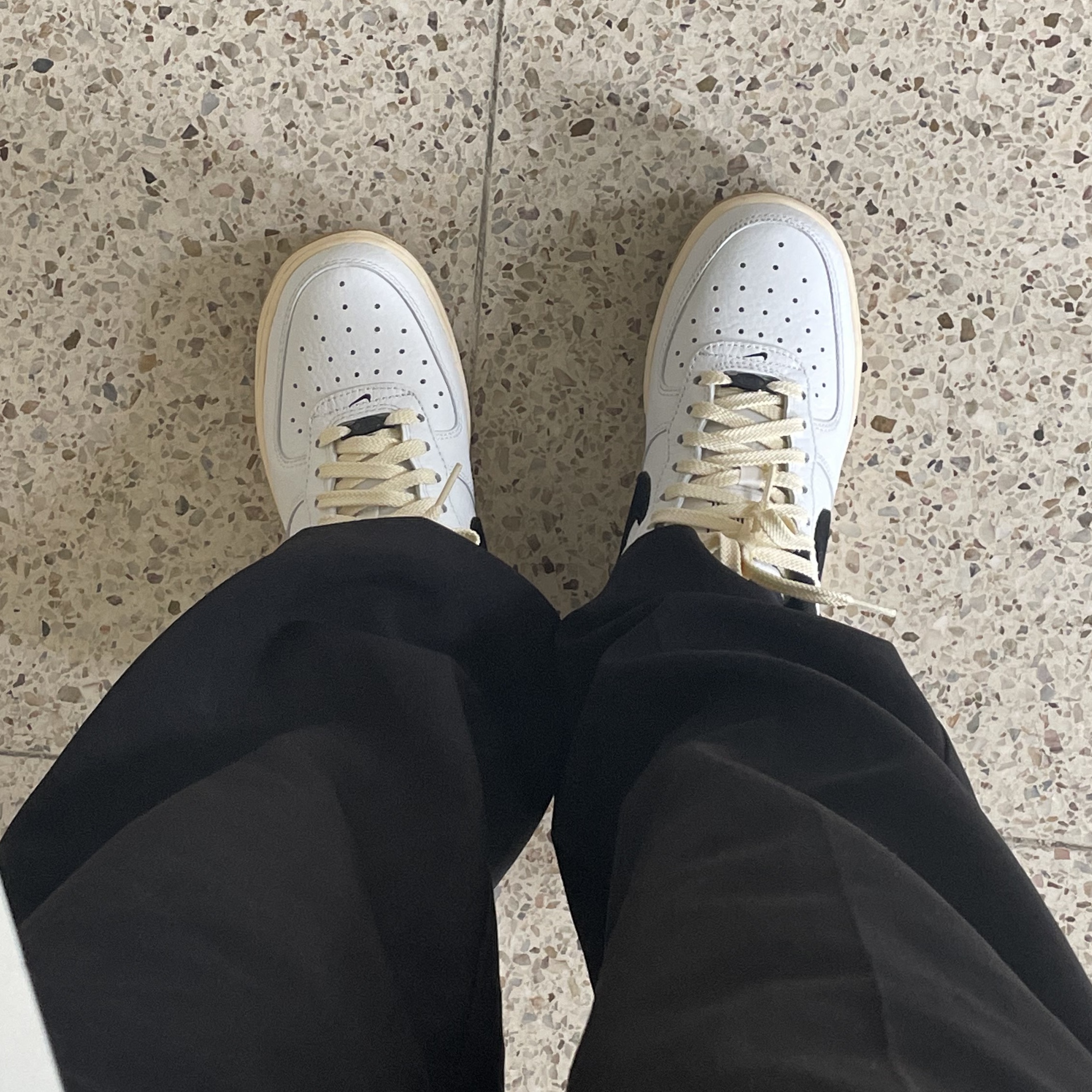 (W) Nike Air Force 1 '07 LX Black and Summit White 착용 스타일