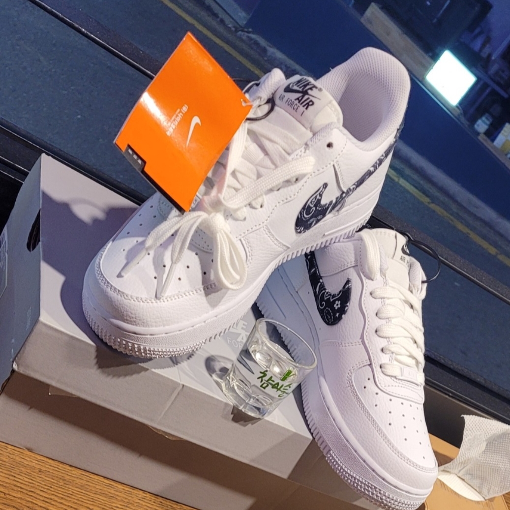 (W) Nike Air Force 1 '07 Essential Paisley Swoosh White Black 착용 스타일