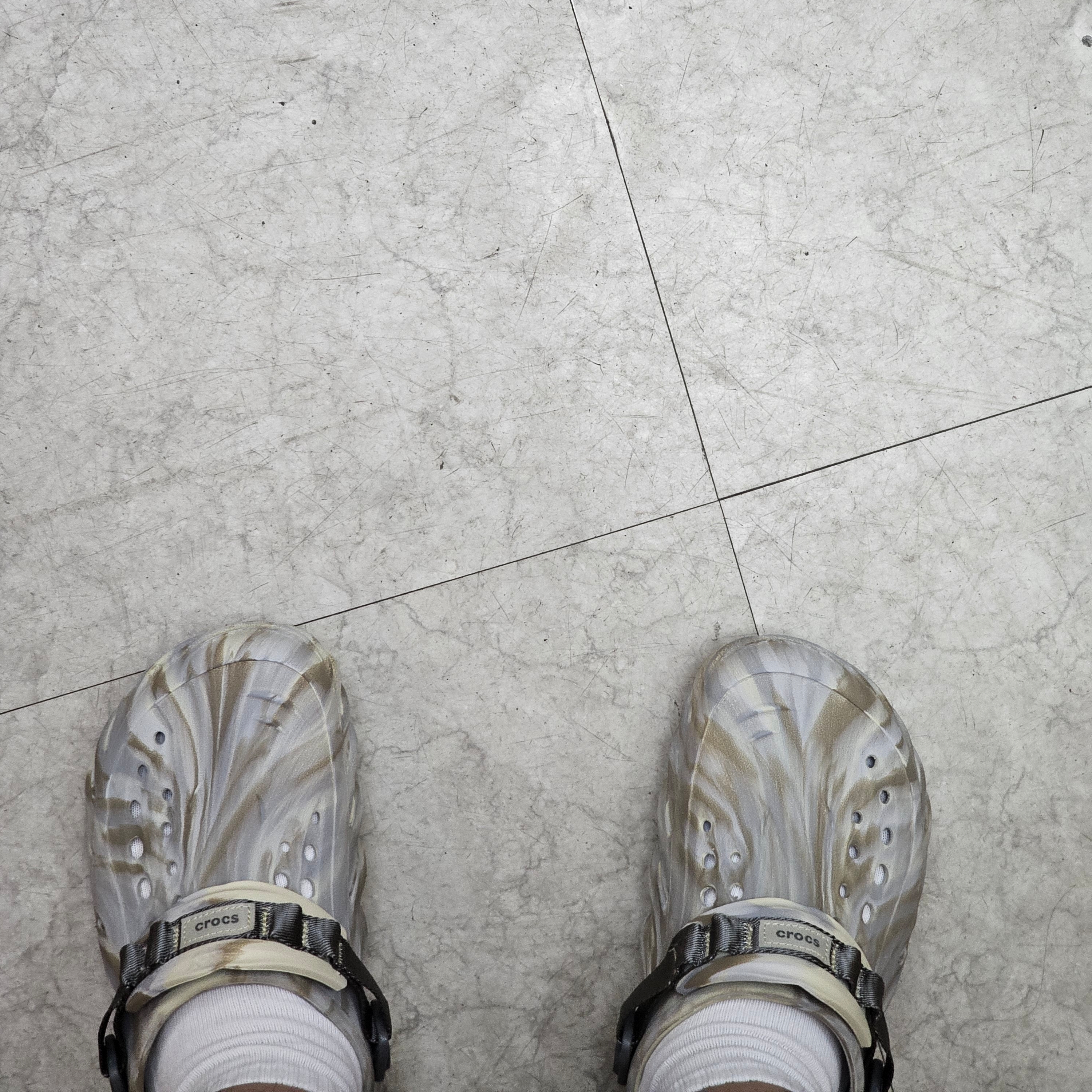 Crocs Echo Marbled Clog Bone Multi 착용 스타일