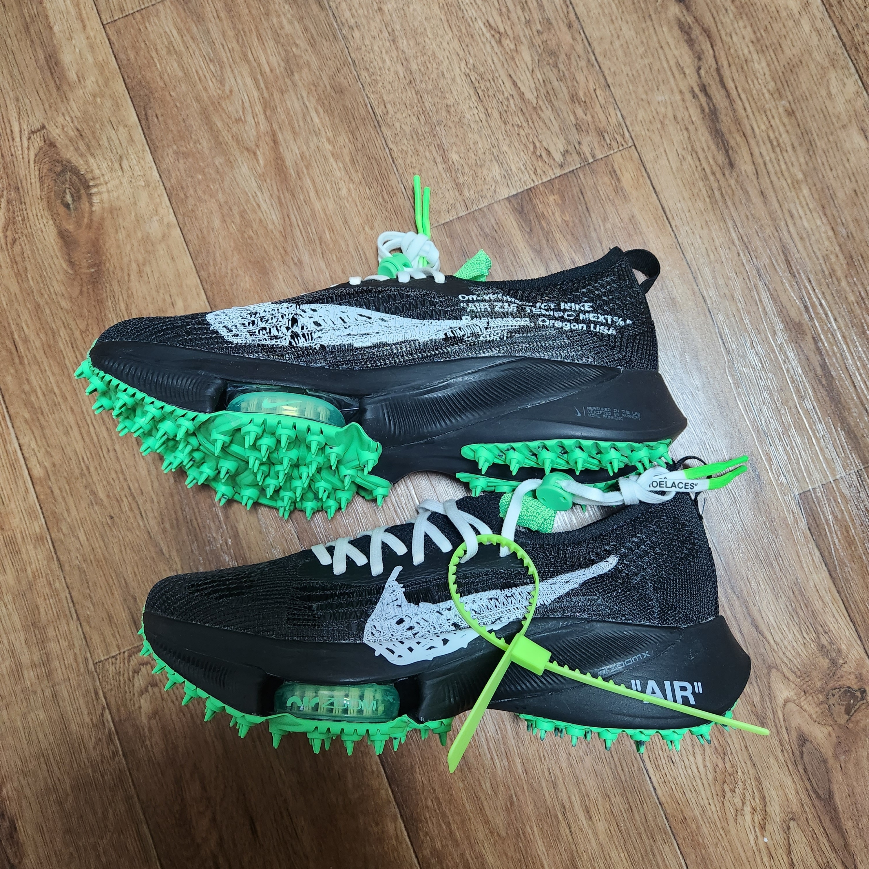 Nike x Off-White Air Zoom Tempo Next% Black 착용 스타일 - 1