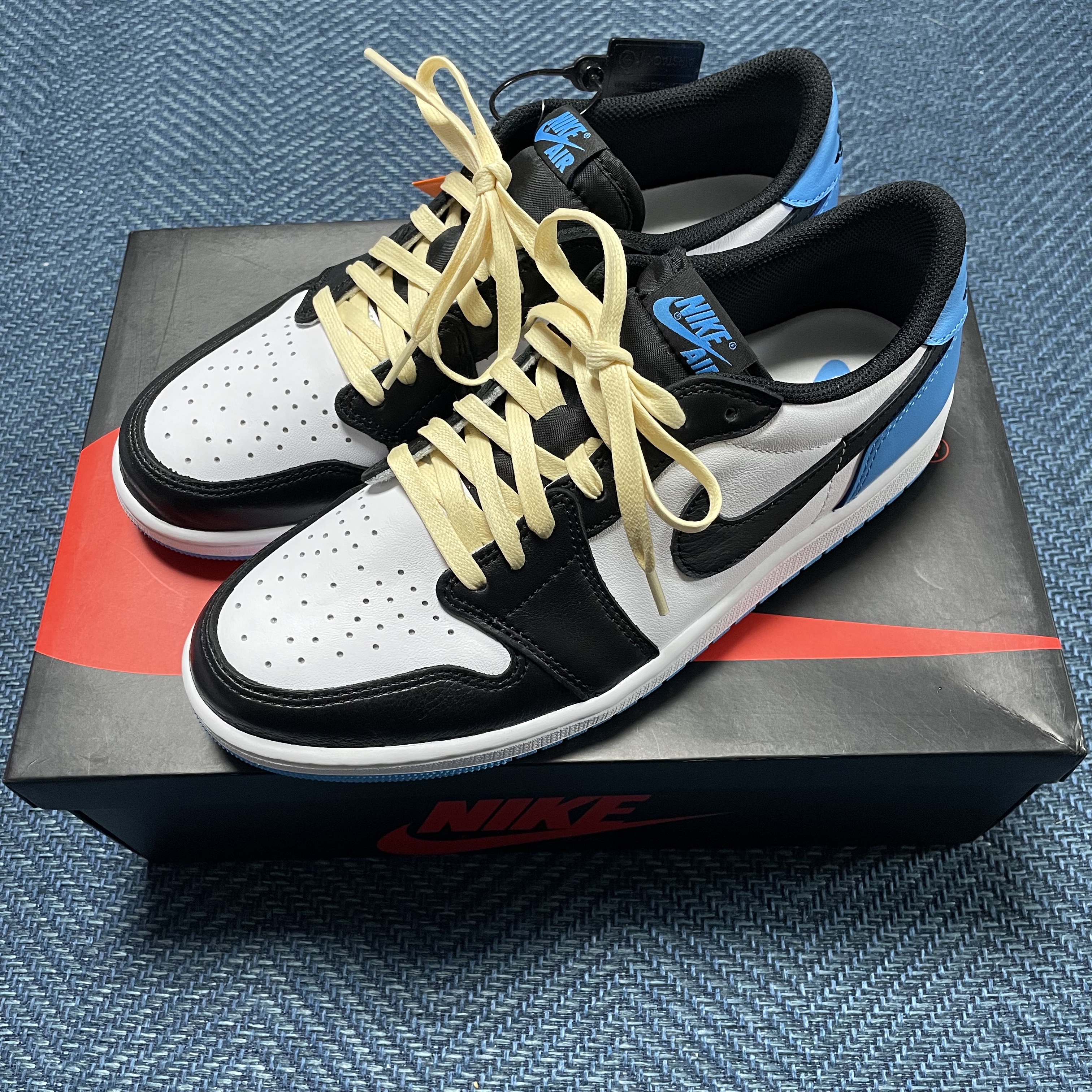 Jordan 1 Retro Low OG Black and Dark Powder Blue 착용 스타일 - 2
