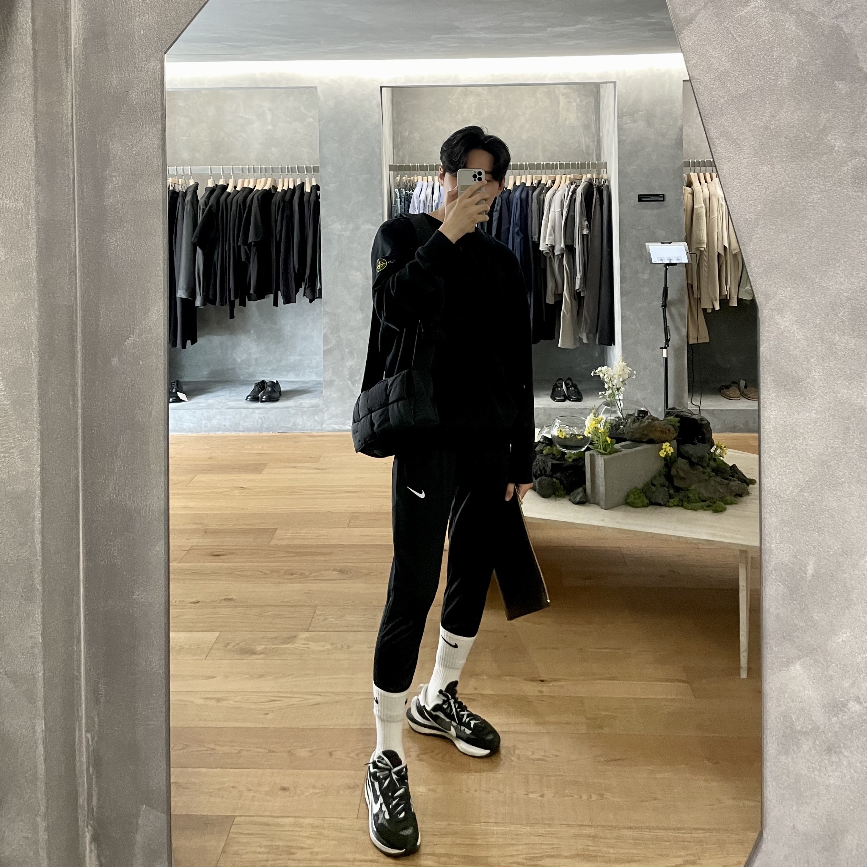 Stone Island 63051 Cotton Fleece Garment Dyed Sweatshirt Black - 23SS, Bottega Veneta Mini Padded Tech Cassette Black 착용 스타일