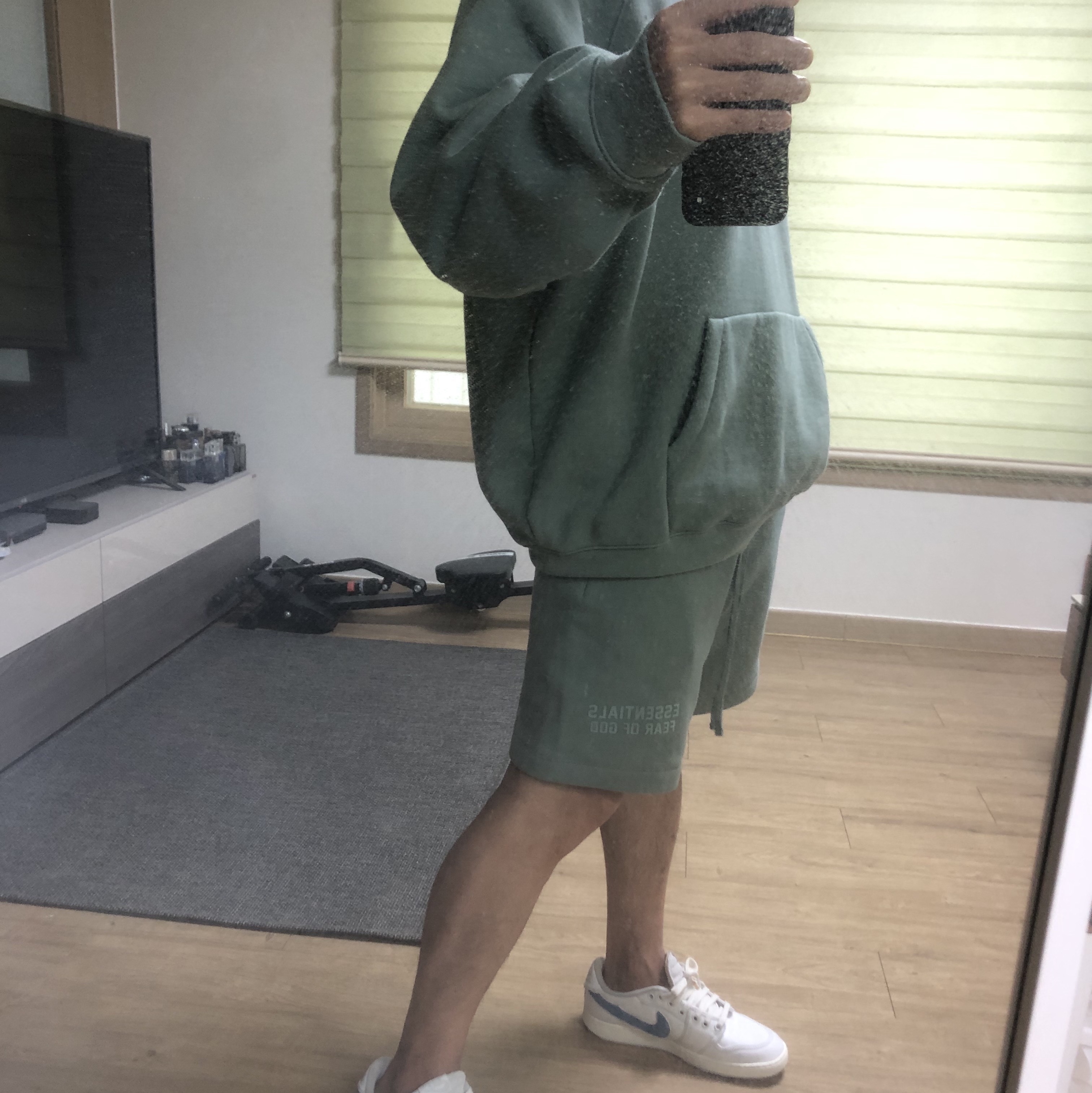 Essentials Hoodie Sycamore - 23SS, Essentials Sweatshorts Sycamore - 23SS 착용 스타일 - 1