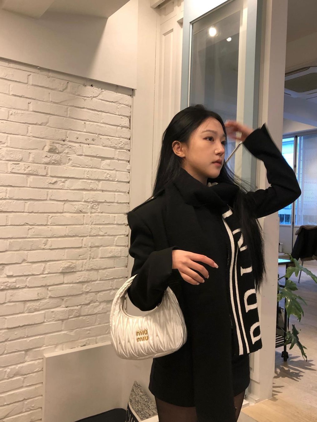 Miu Miu Wander Matelasse Nappa Leather Mini Hobo Bag White, Miu Miu Wander Matelasse Nappa Leather Small Hobo Bag Black 착용 스타일