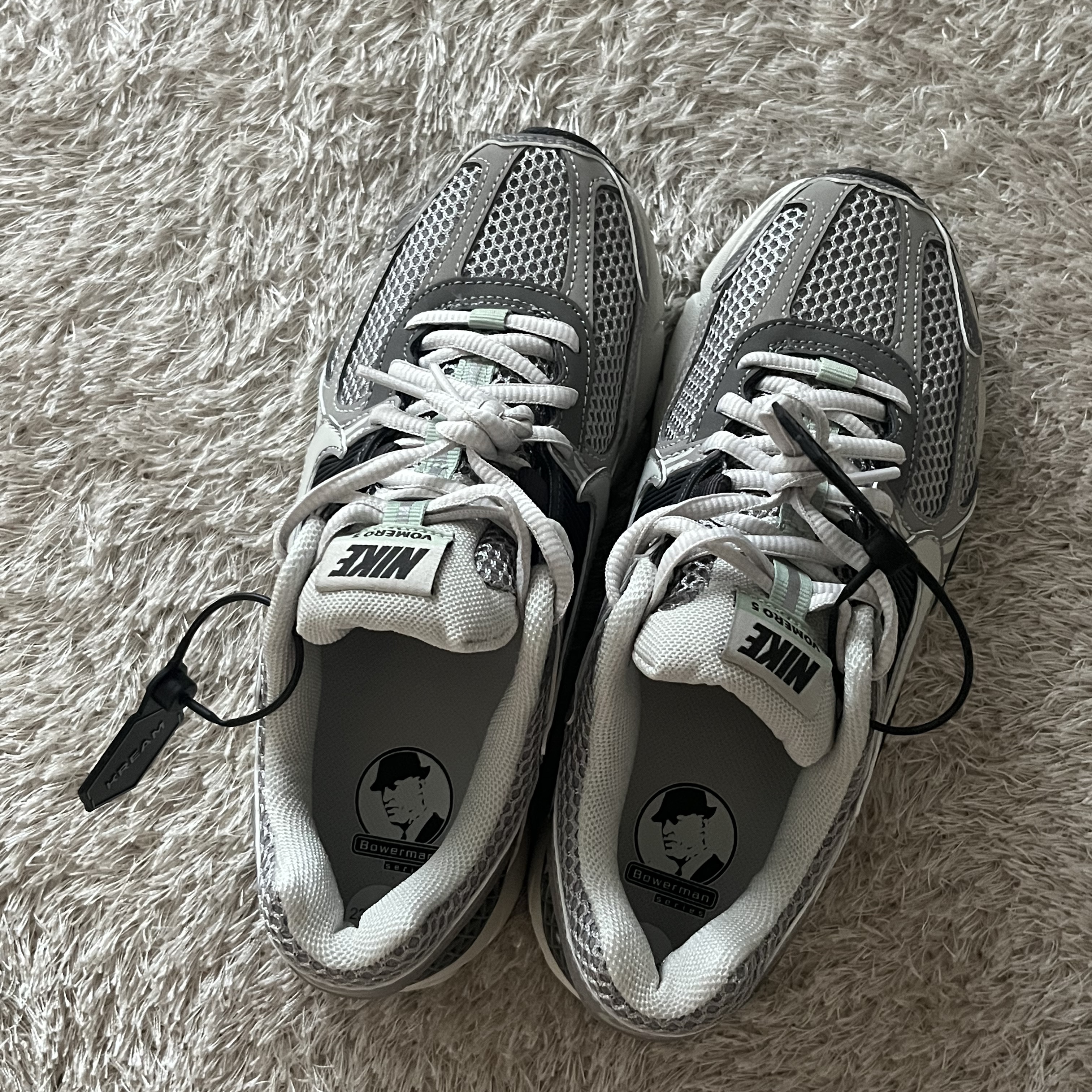 (W) Nike Zoom Vomero 5 Cobblestone and Flat Pewter 착용 스타일