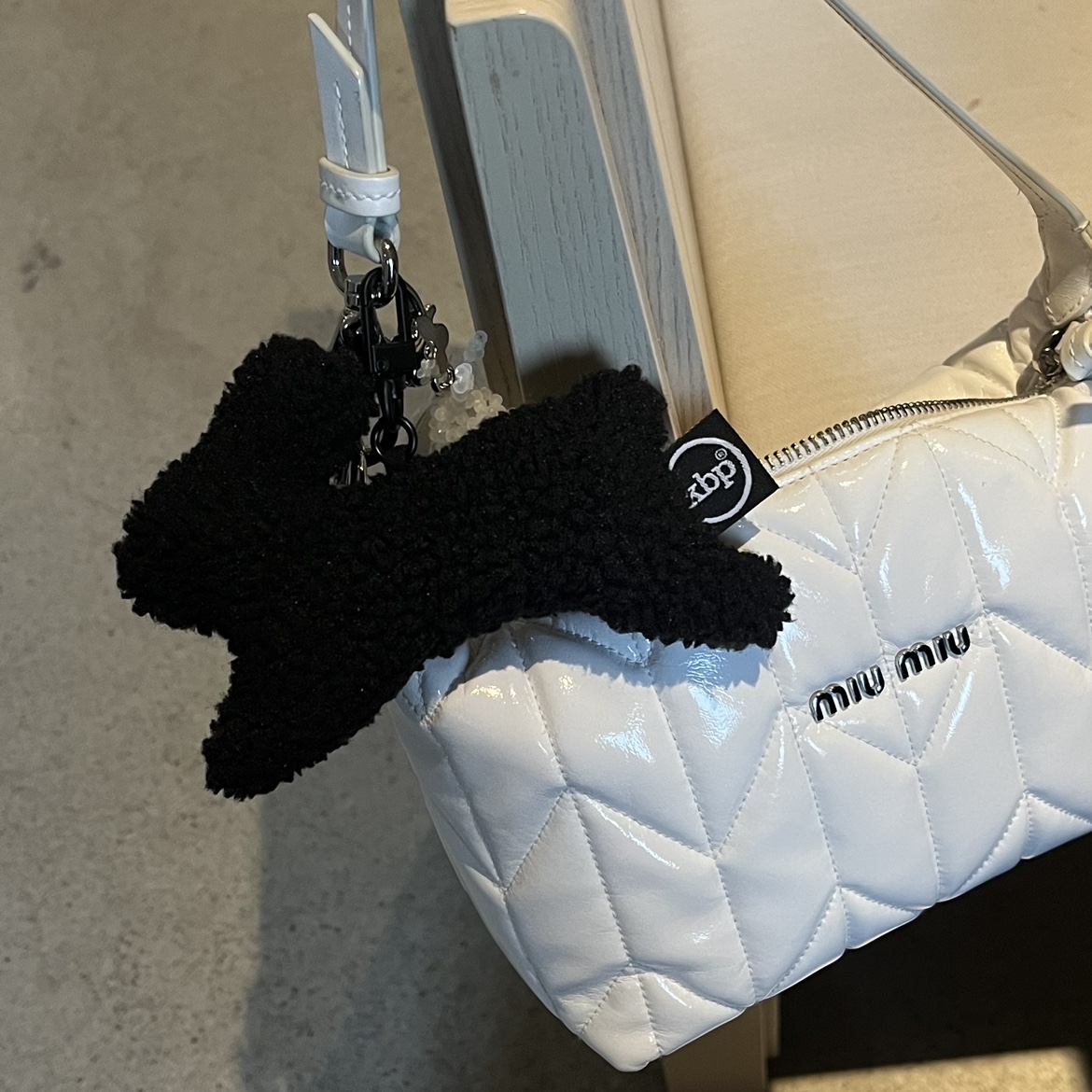 Miu Miu Spirit Matelasse Patent Leather Mini Bag White 착용 스타일
