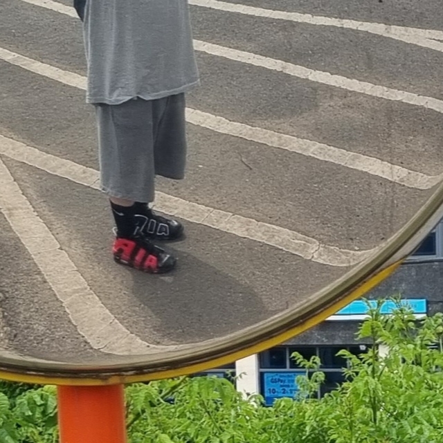나이키 에어 모어 업템포 96 블랙 유니버시티 레드 착용 스타일