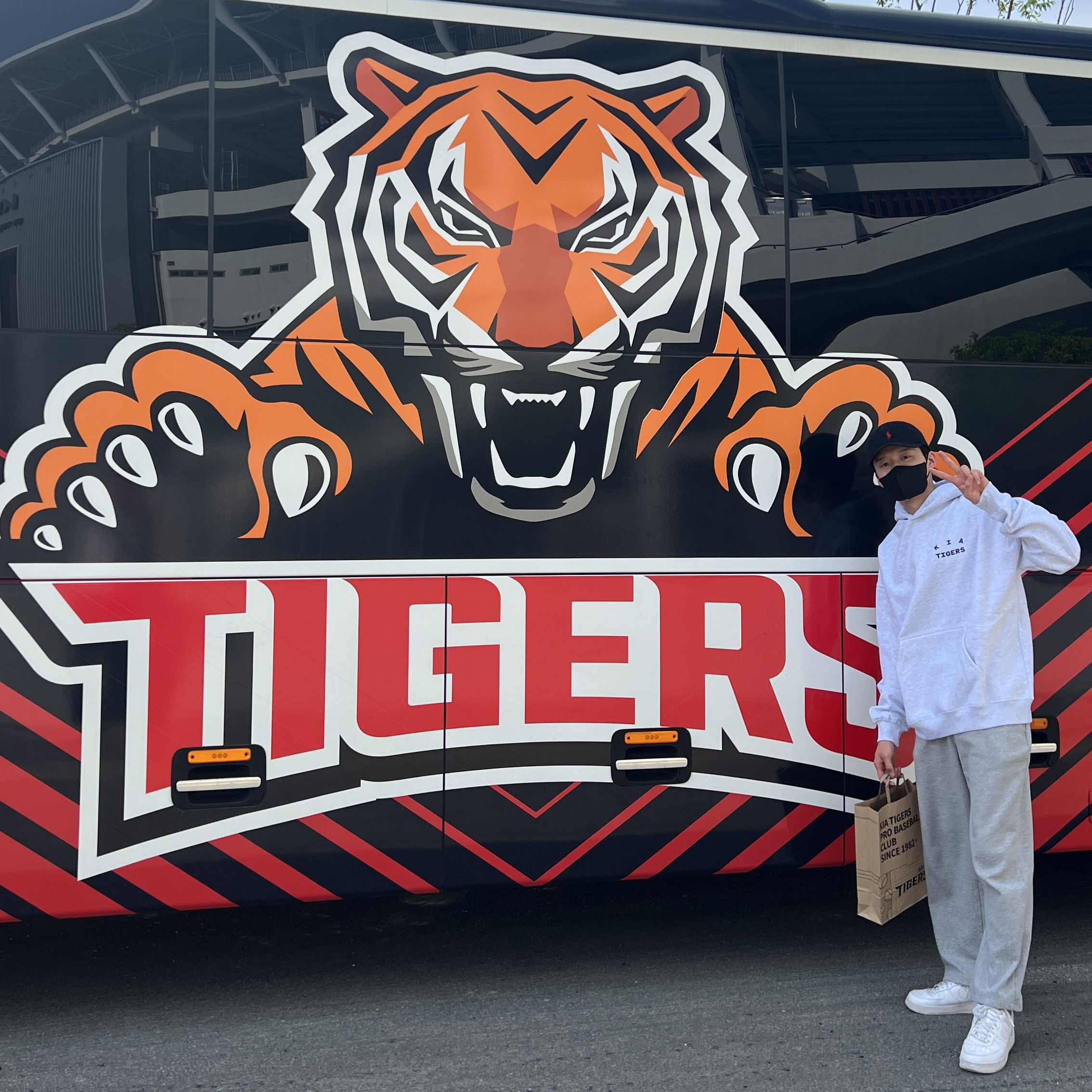 Kia Tigers x IAB Studio Brand Day Hoodie Grey 착용 스타일