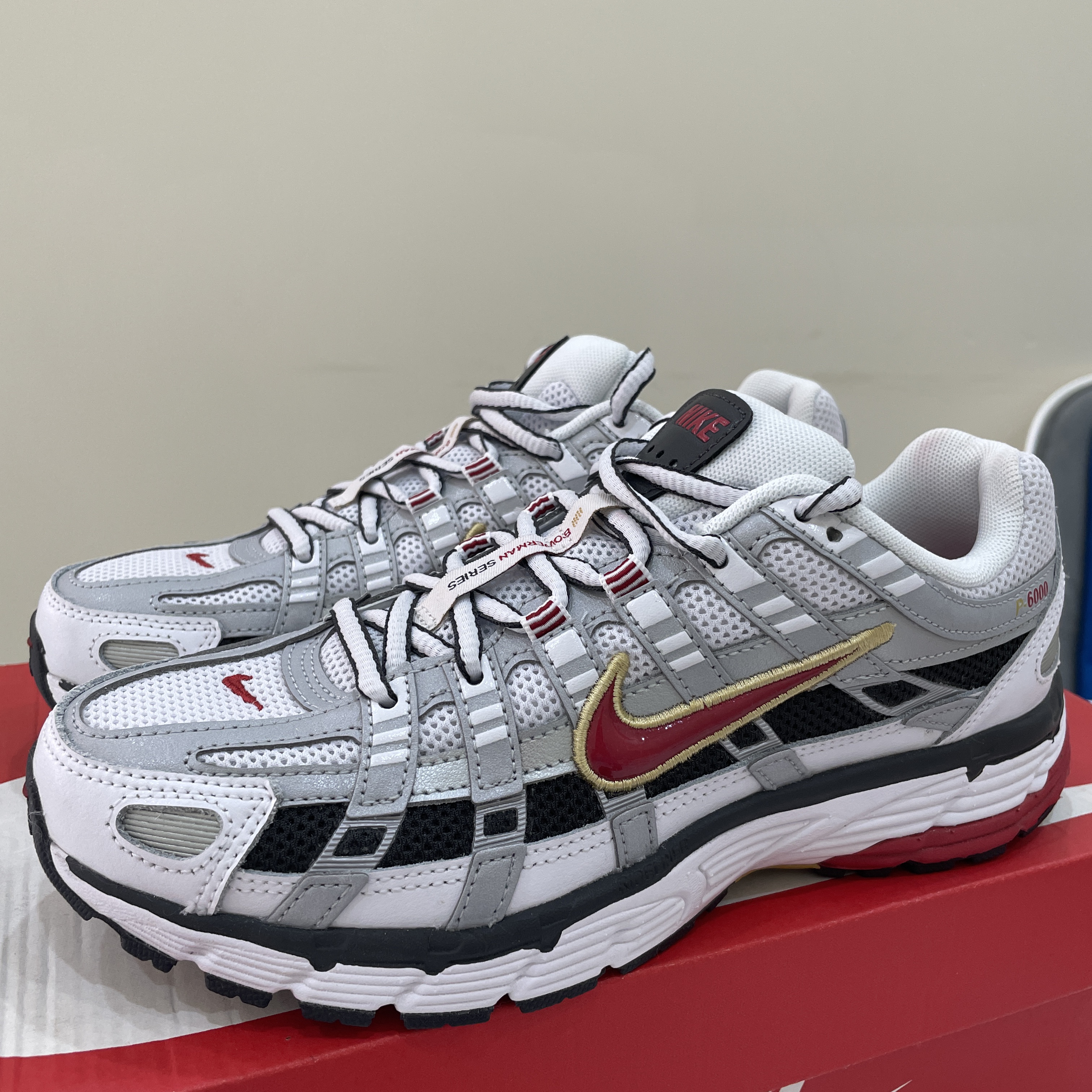 (W) Nike P-6000 Metallic Silver Red 착용 스타일 - 1