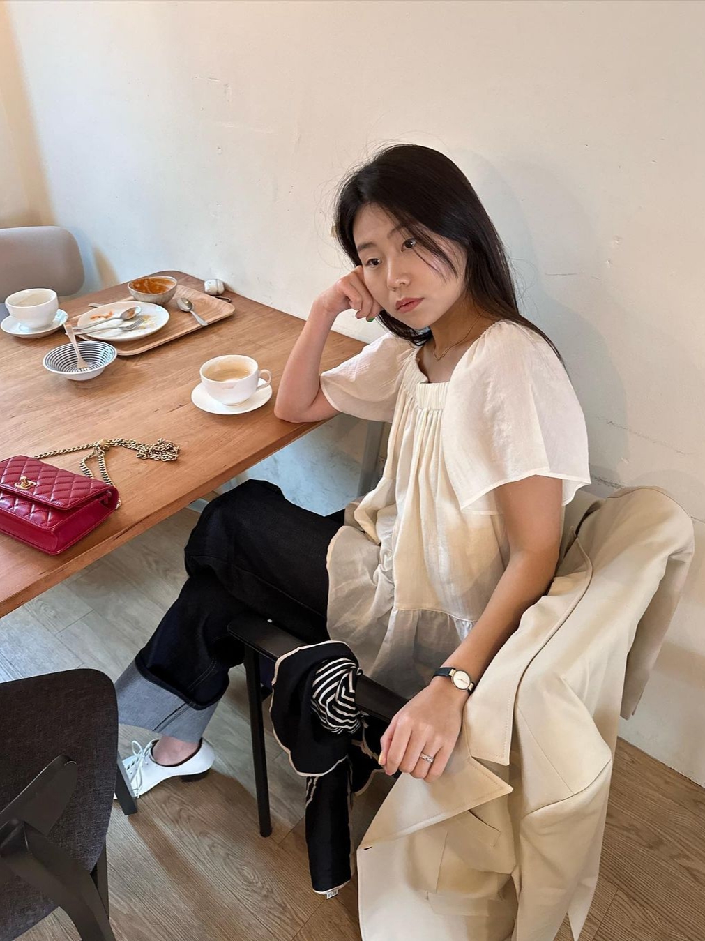 Kindersalmon Women Square Neck Ruffle Blouse Cream, Kindersalmon Women Cropped Denim Pants Selvedge 착용 스타일 - 1
