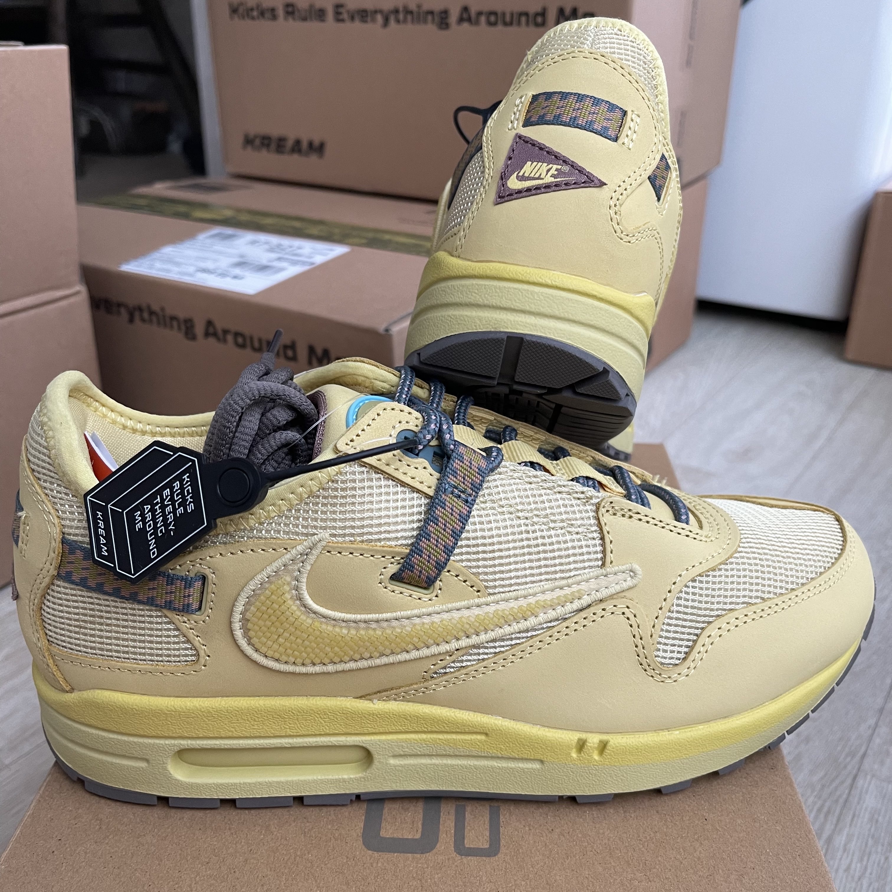 Nike x Travis Scott Air Max 1 Cact.us Gold 착용 스타일 - 1