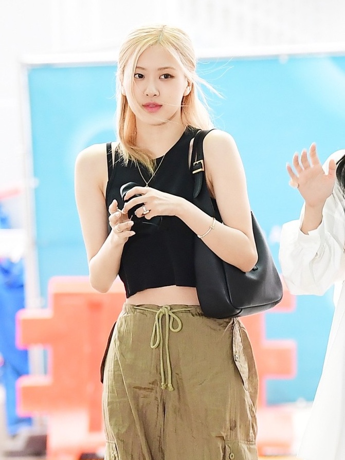 Saint Laurent Small Le 5 A 7 Supple Shoulder Bag Black 착용 스타일 - 2