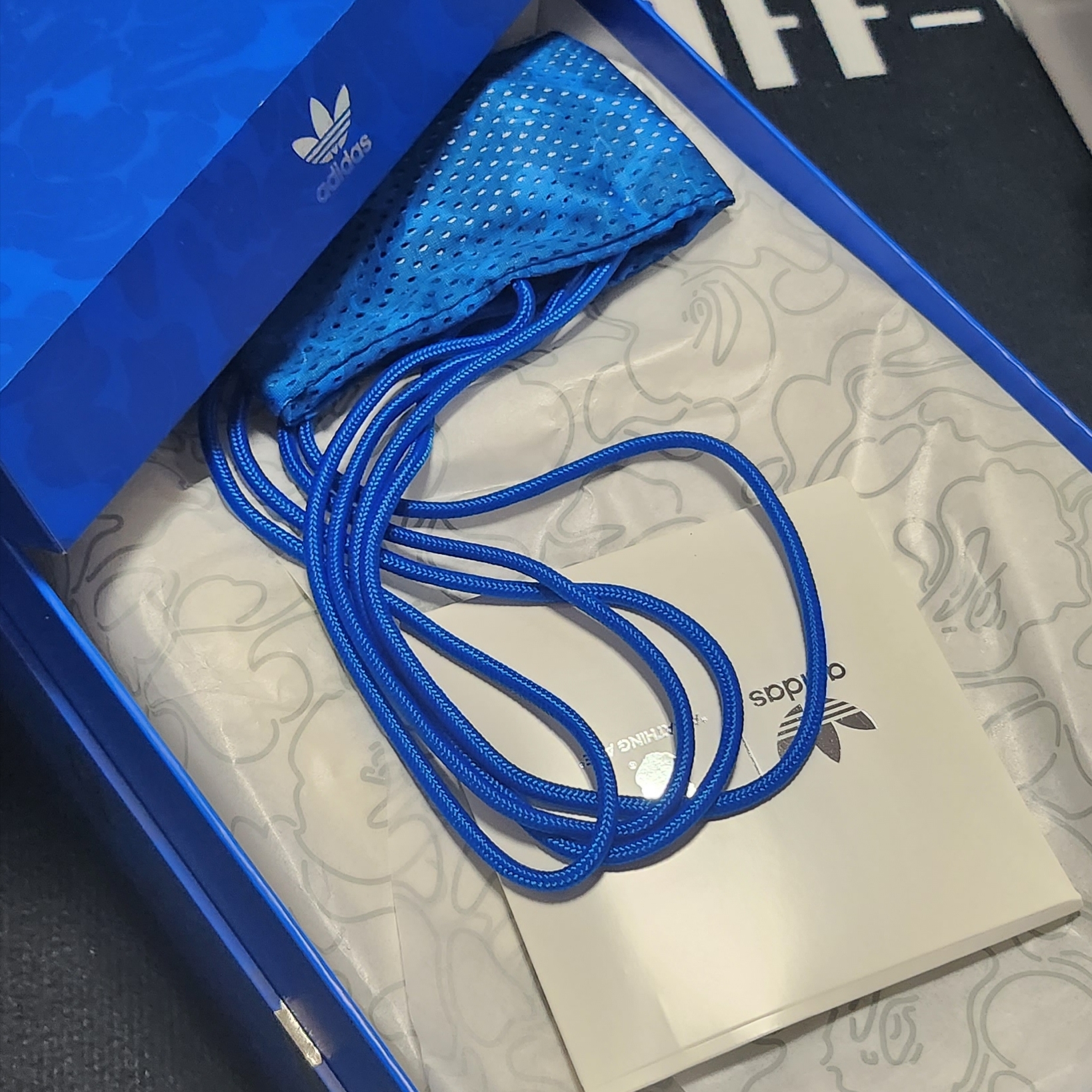 Adidas x BAPE Forum 84 Low Blue Camo, Jordan 1 Retro High Spider-Man Next Chapter 착용 스타일 - 3