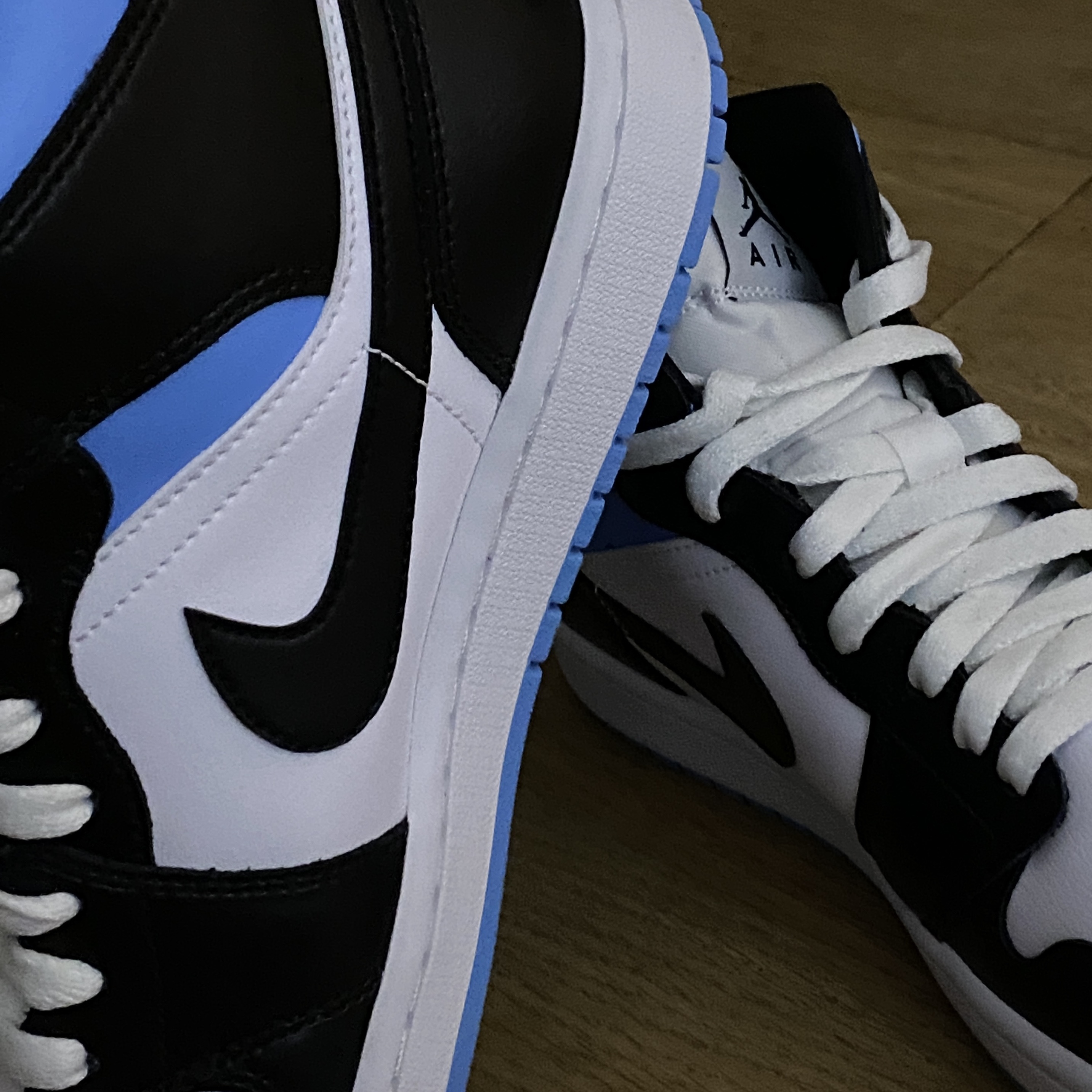 (W) Jordan 1 Mid White Black University Blue 착용 스타일 - 1