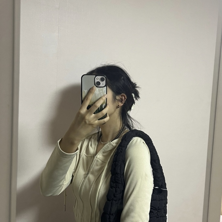COS Quilted Mini Bag Black 착용 스타일
