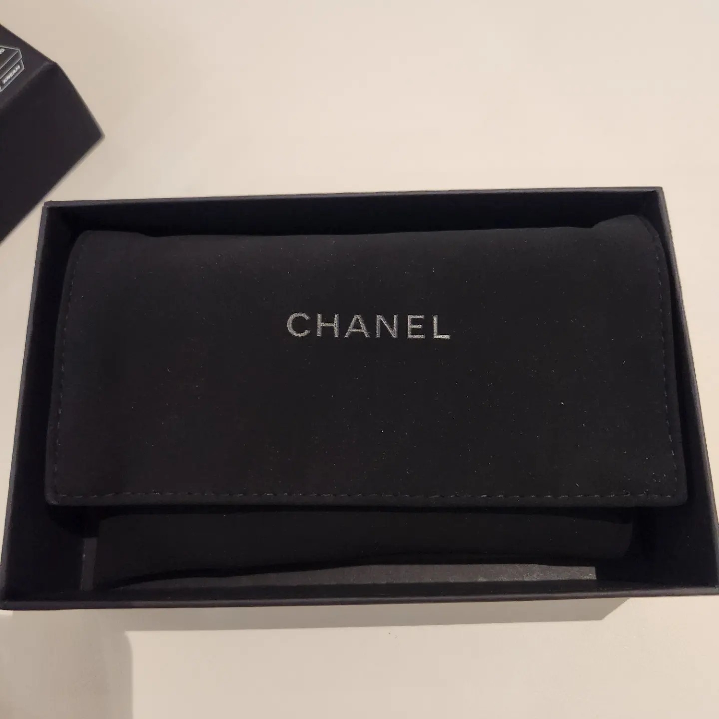 Chanel Classic Card Holder Grained Calfskin & Gold Black 착용 스타일 - 2