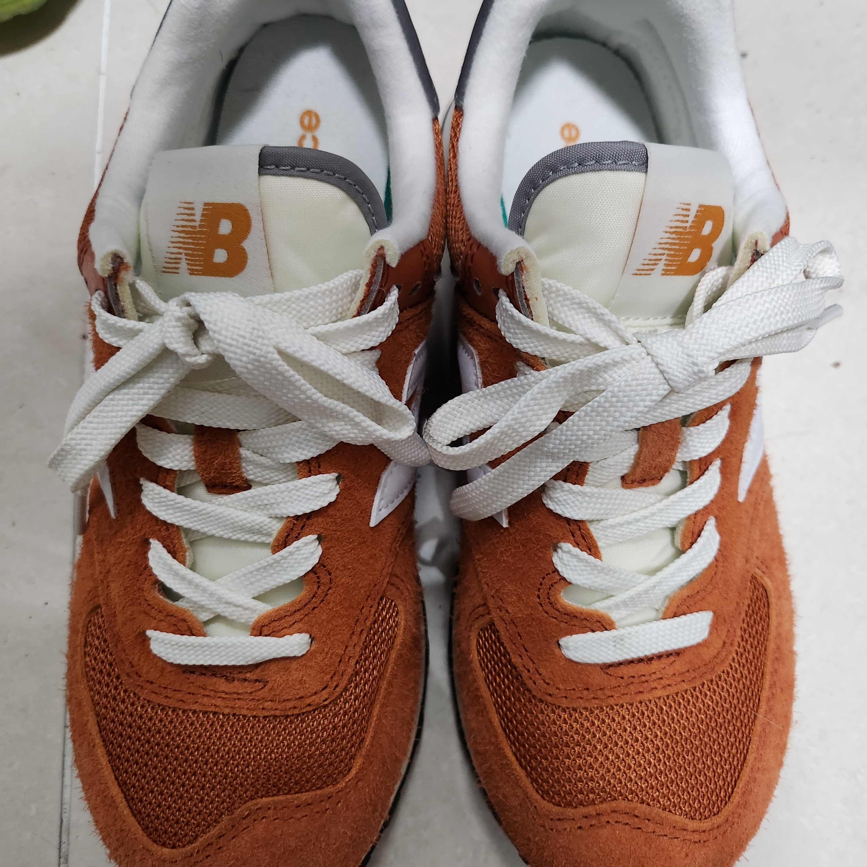 New Balance 574 Heritage Orange Burst White 착용 스타일