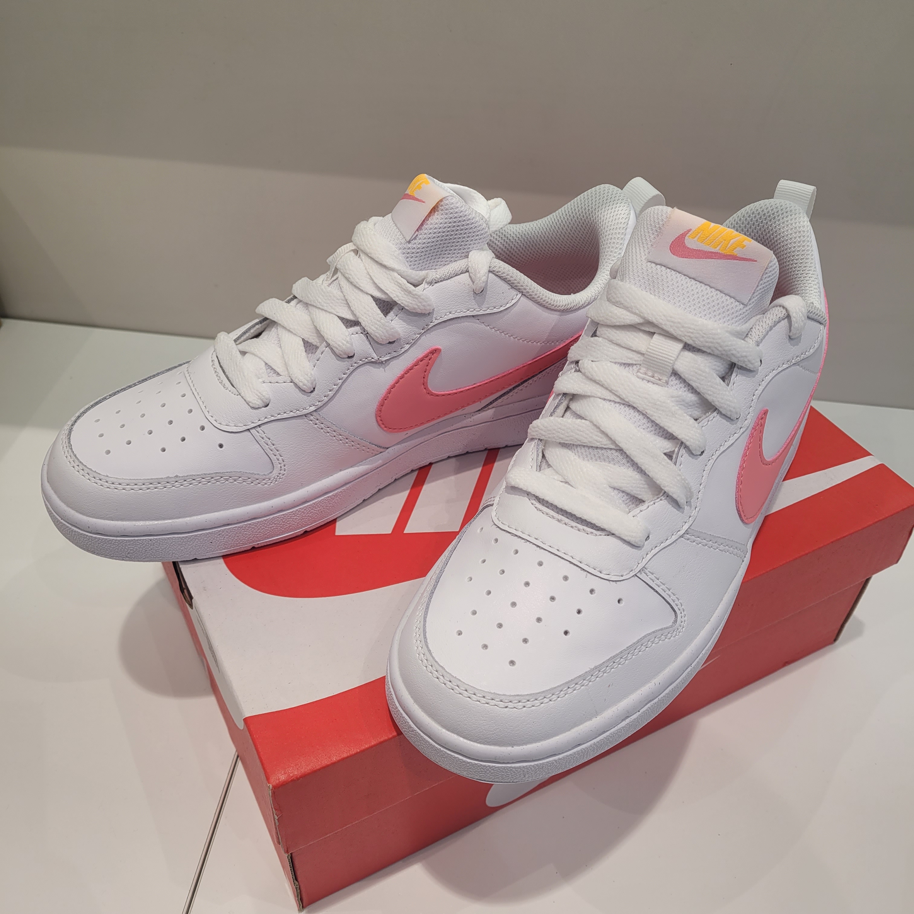 (GS) Nike Court Borough Low 2 SE White Coral Chalk 착용 스타일