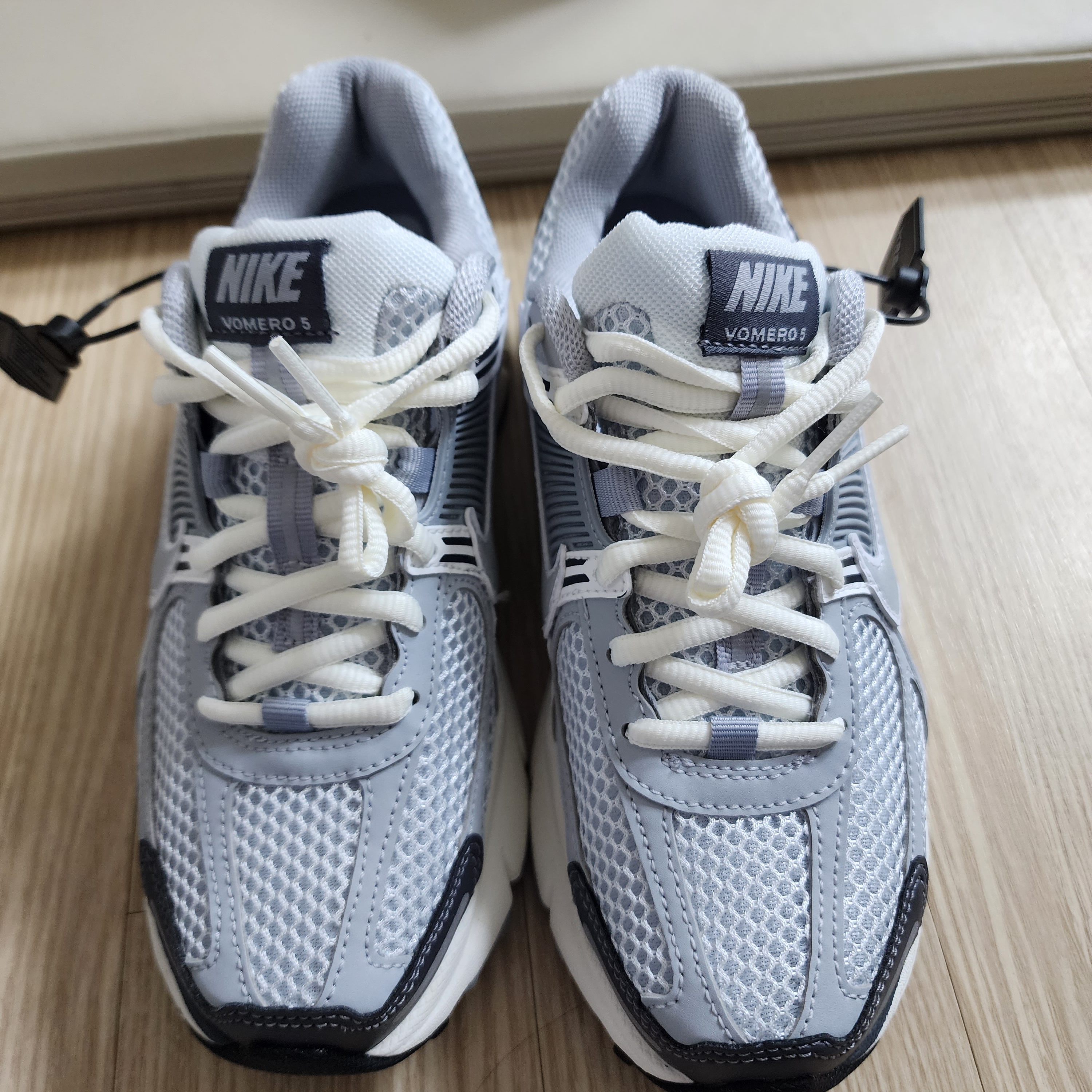 (W) Nike Zoom Vomero 5 Pure Platinum Metallic Silver 착용 스타일 - 1