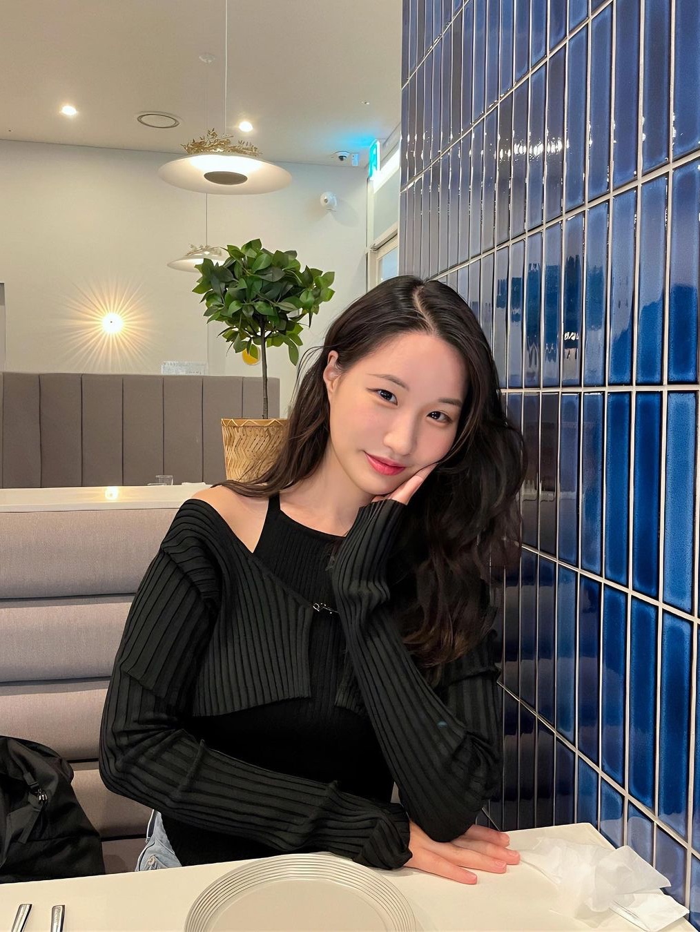 (W) Courreges Rib Knit Pointy Tank Top Navy, (W) Courreges Rib Knit Pointy Tank Top Black 착용 스타일