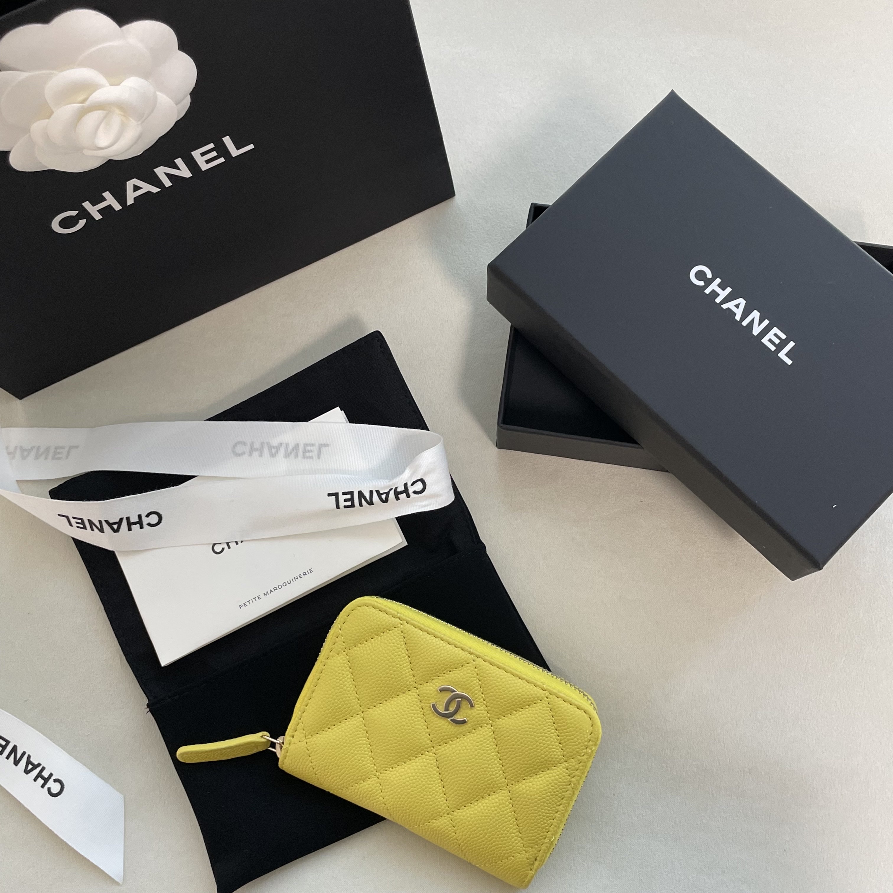 Chanel Classic Zipped Coin Purse Grained Calfskin & Silver Black 착용 스타일