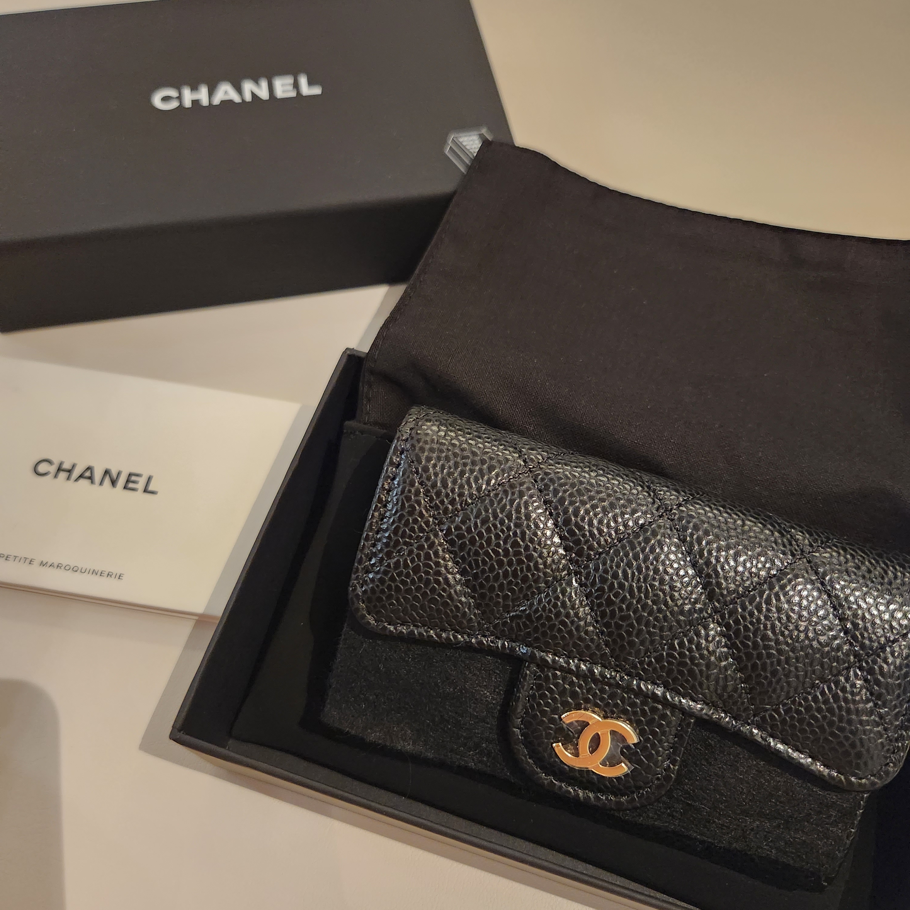 Chanel Classic Card Holder Grained Calfskin & Gold Black 착용 스타일 - 3